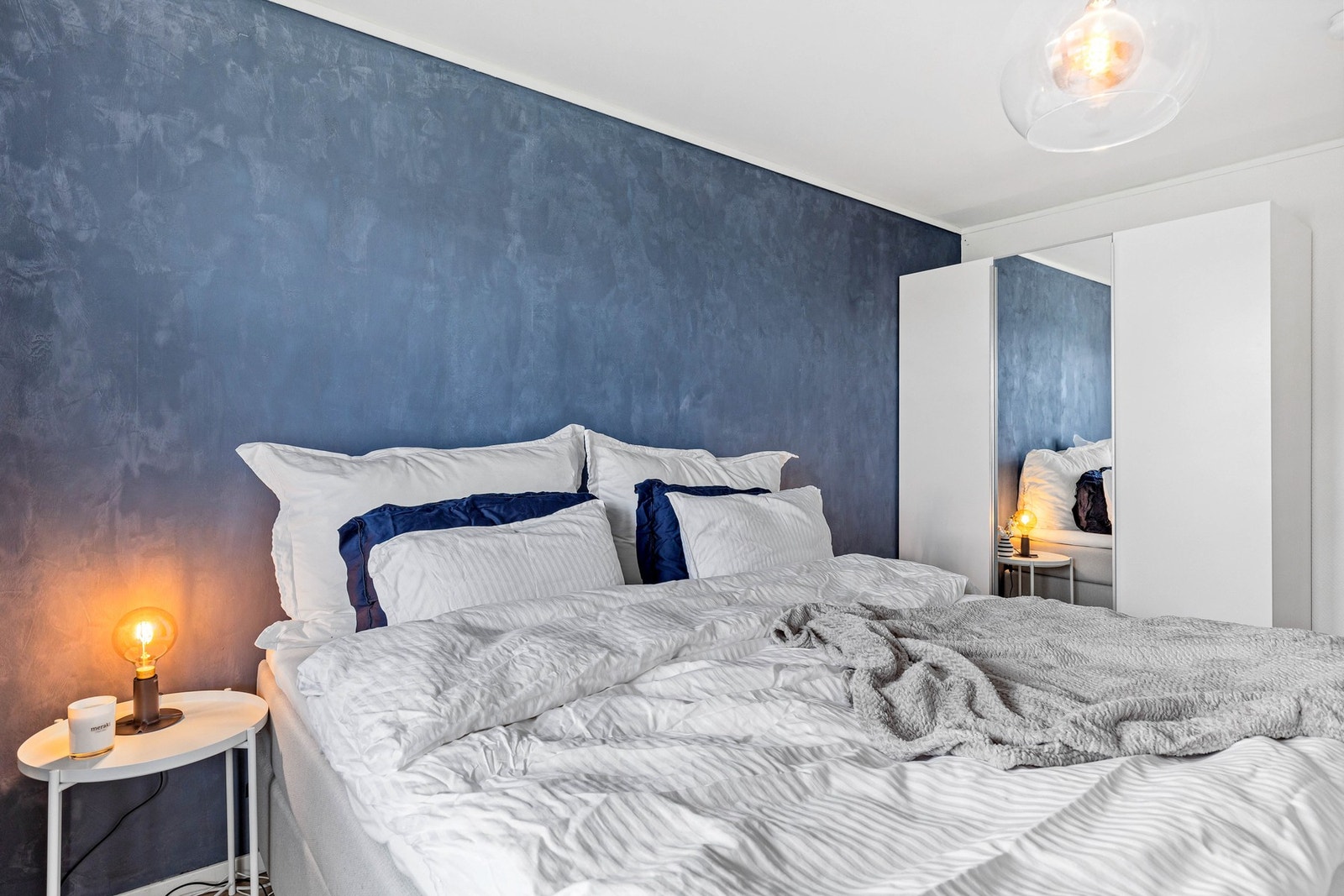 God plass til oppbevaring i garderobeskap. Galleribilde