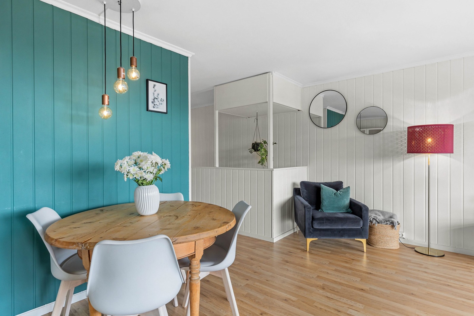 På stuen er det god plass til å møblere i flere soner, med både sofakrok og spisestue. Galleribilde