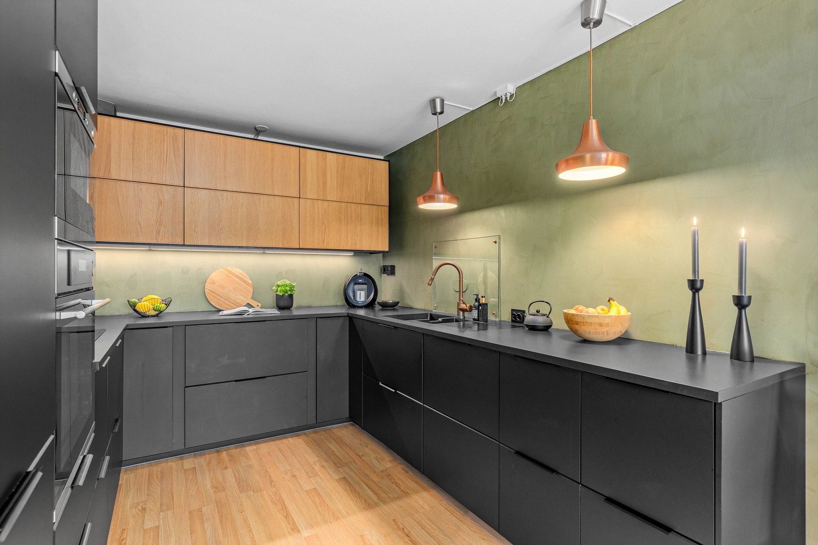 Kjøkken ble renovert 2017, med smakfull innredning og mye skap- og benkeplass. Galleribilde