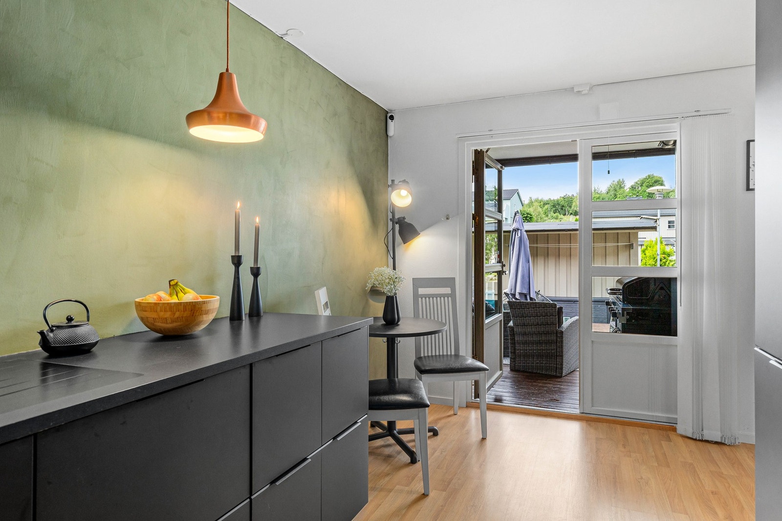 Her er det plass til et hyggelig frokostbord og direkte utgang til veranda. Galleribilde