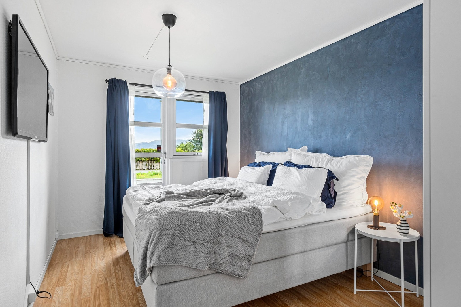 Hovedsoverommet er 11,5 kvm med utgang til hage. Galleribilde