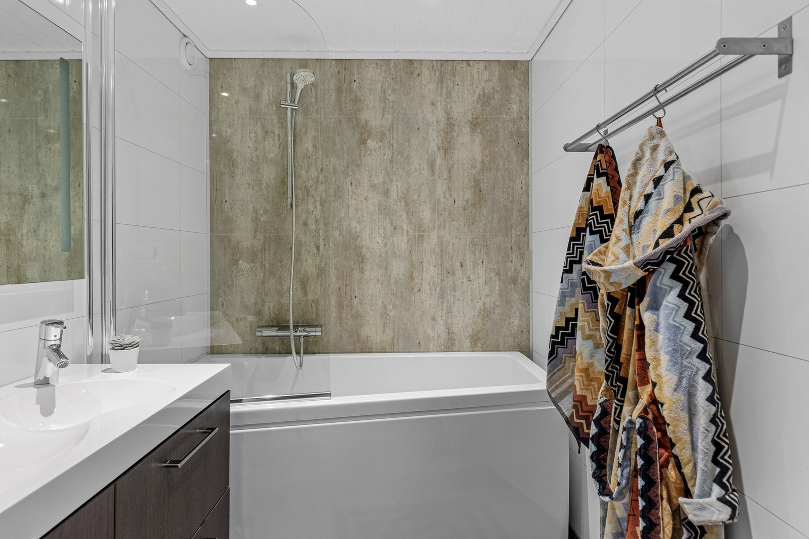 Badet ble renovert i 2017, og er innredet med servant, badekar og toalett. Galleribilde