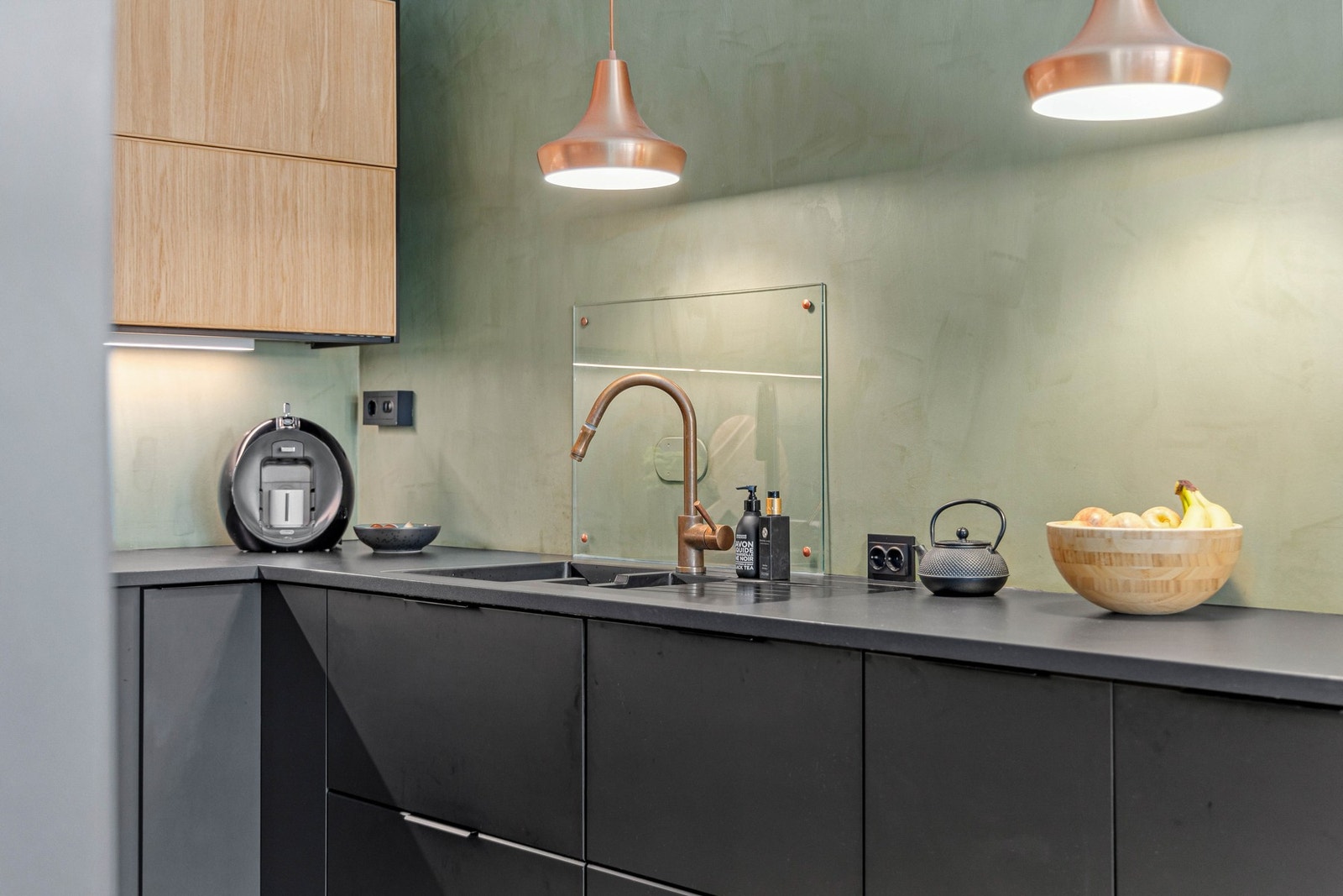 God belysning over benken. Galleribilde