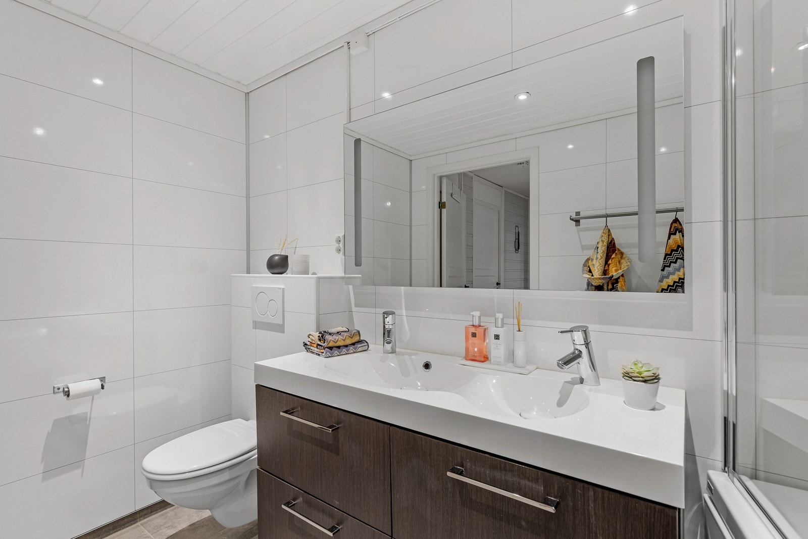 Fin baderomsinnredning med dobbel servant og god lagringsplass. Galleribilde