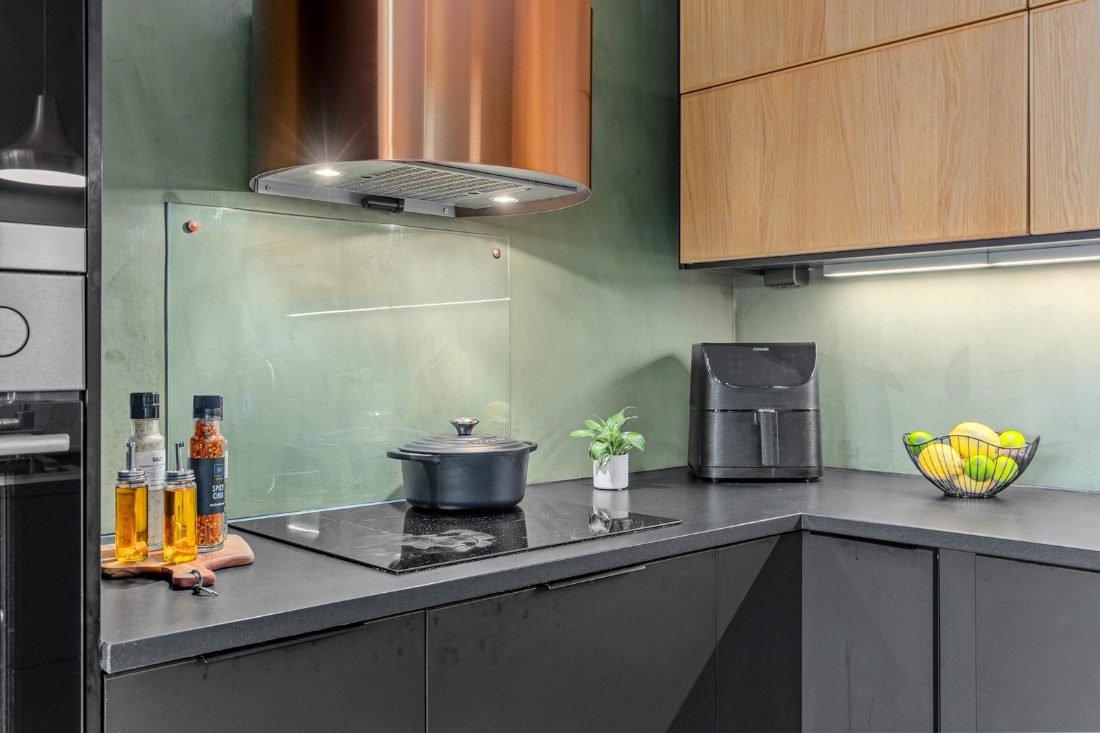 Kjøkkenet har integrerte hvitevarer som platetopp, stekeovn og mikrobølgeovn samt opplegg for oppvaskmaskin. Galleribilde