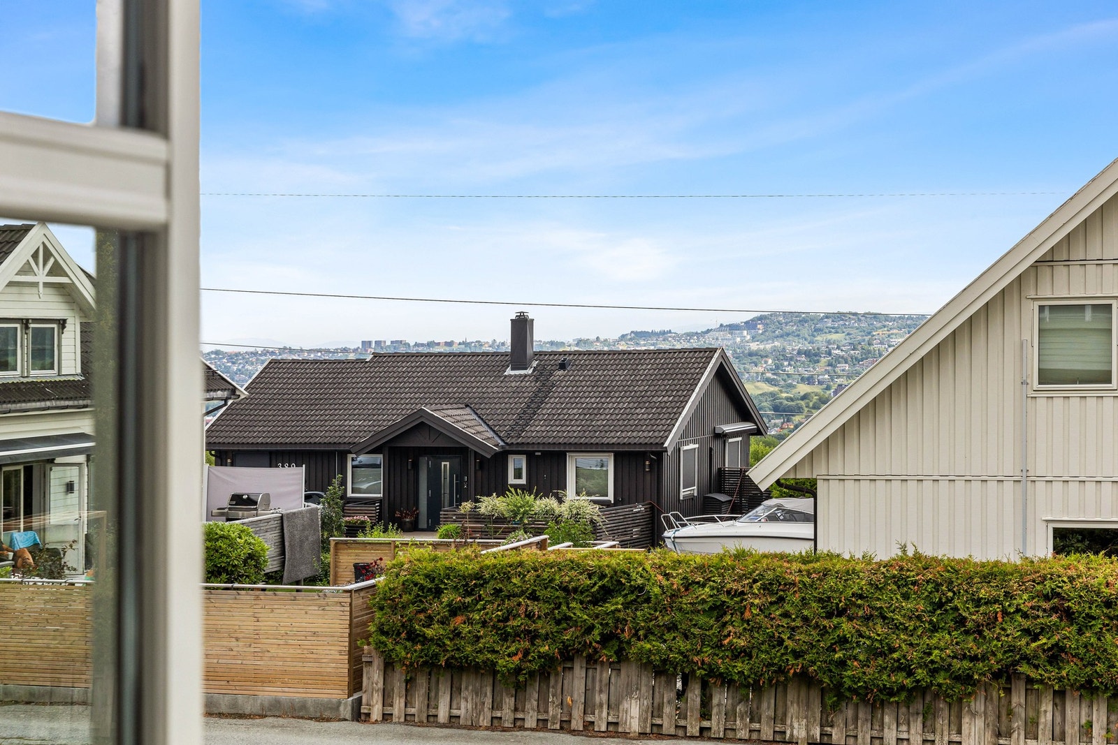 Fra boligen er det gangavstand til alt man behøver i hverdagen som barnehage, skole, dagligvare, bussforbindelser og flotte turmuligheter. Galleribilde