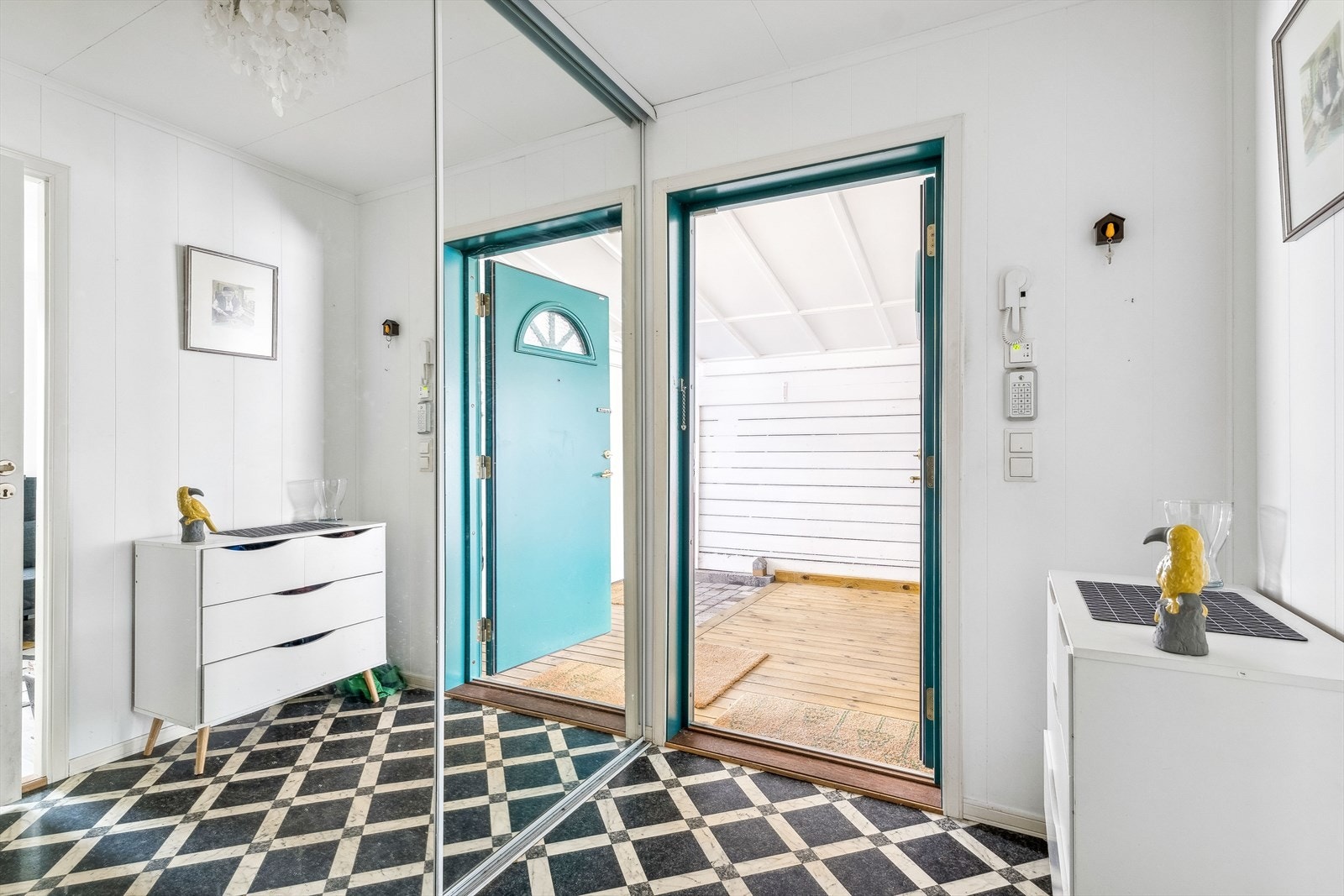Romslig gang med speil-skyvedørsgarderobe. Galleribilde