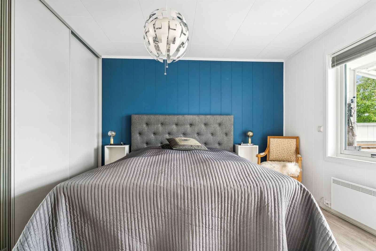 Soverommet har stor skyvedørsgarderobe med god oppbevaringsplass. Galleribilde