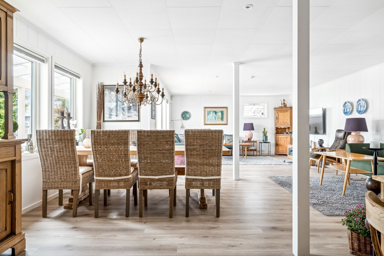 De store vinduene slipper inn rikelig med lys inn i rommet. God plass til spisestue tilknyttet stuen. Galleribilde