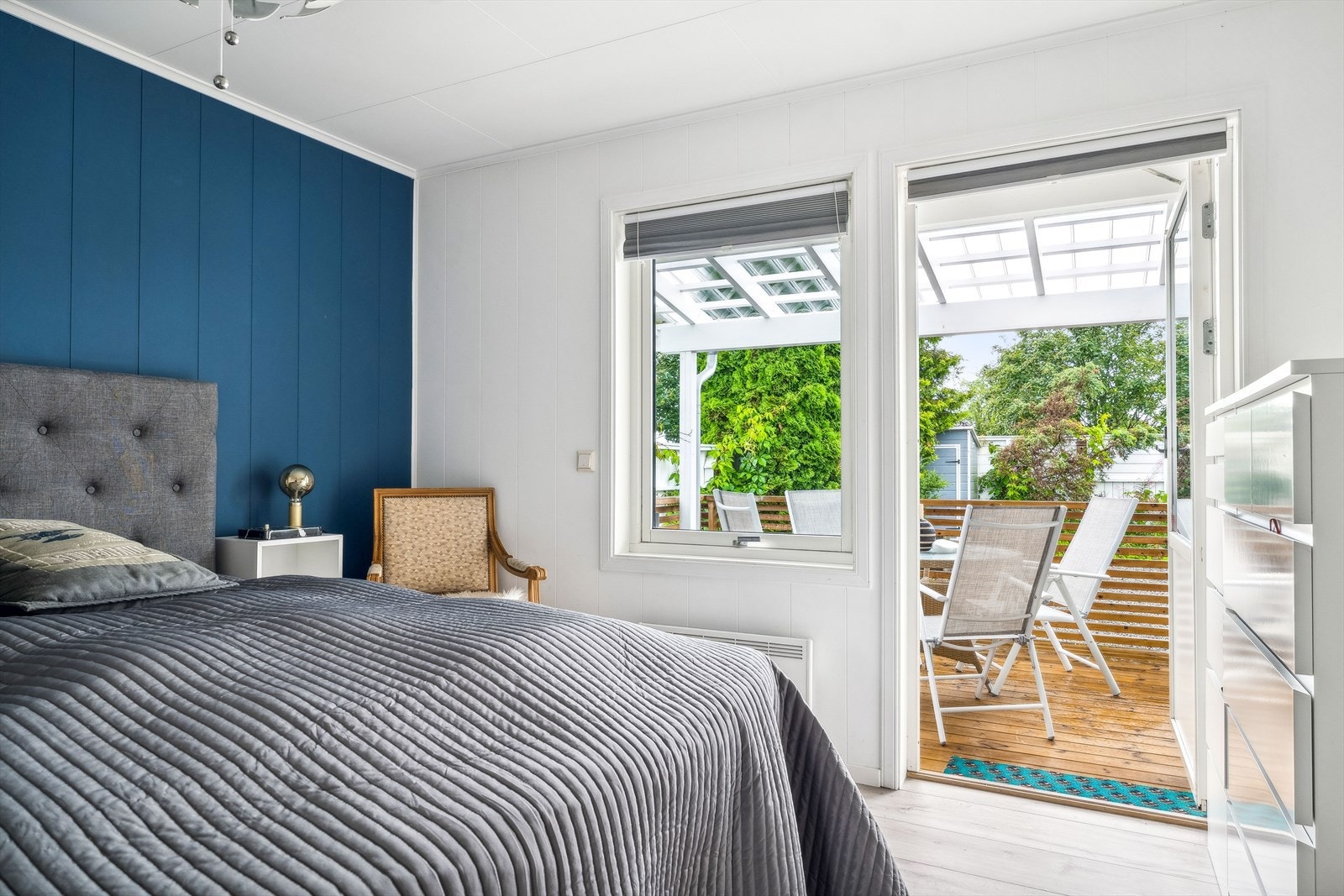 Boligen har 3 gode soverom, hvor av hovedsoverommet har utgang til terrassen. Galleribilde