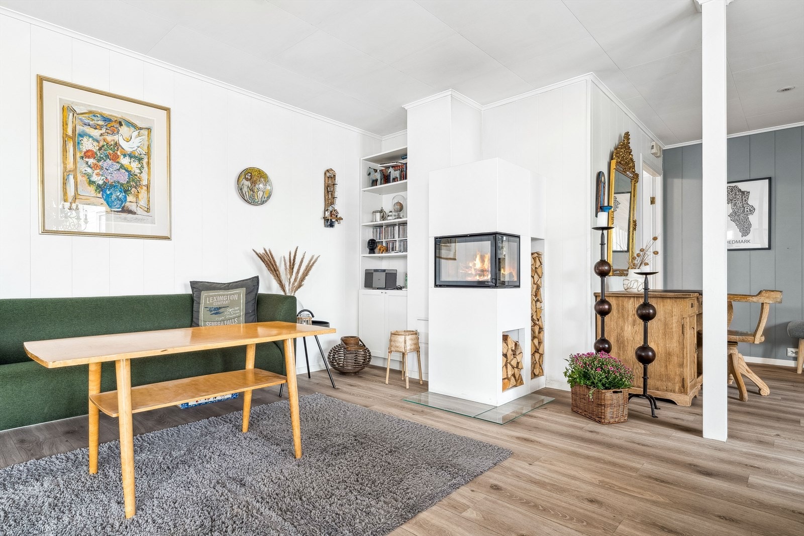 Peisovn som varmer godt på kalde dager, setter også koselig belysning i rommet. Galleribilde