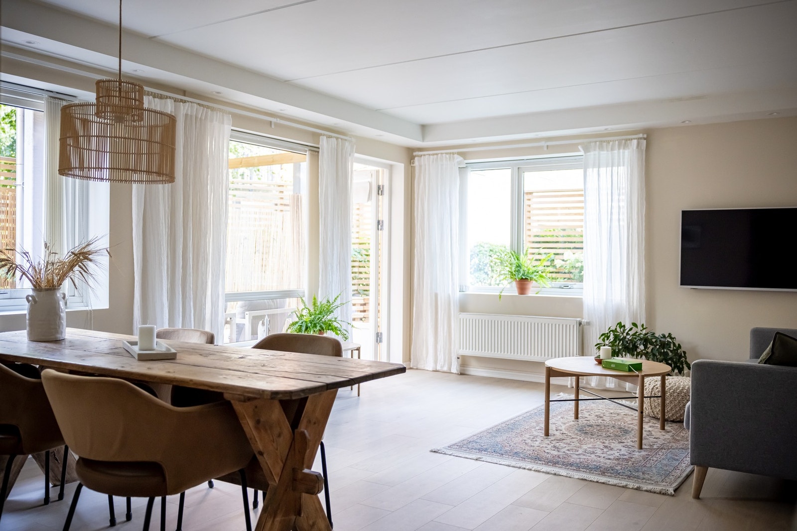 Legg merke til de store vindusflatene som slipper inn rikelig med naturlig dagslys fra to sider. Galleribilde
