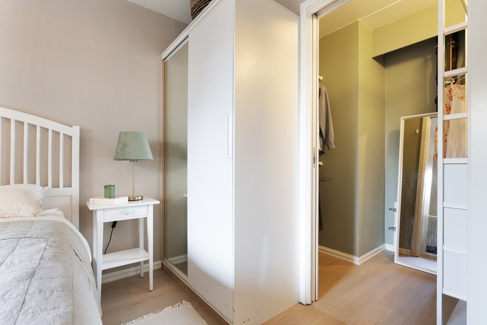 Fra hovedsoverommet er det adgang til en innvendig bod/walk-in-closet. Galleribilde