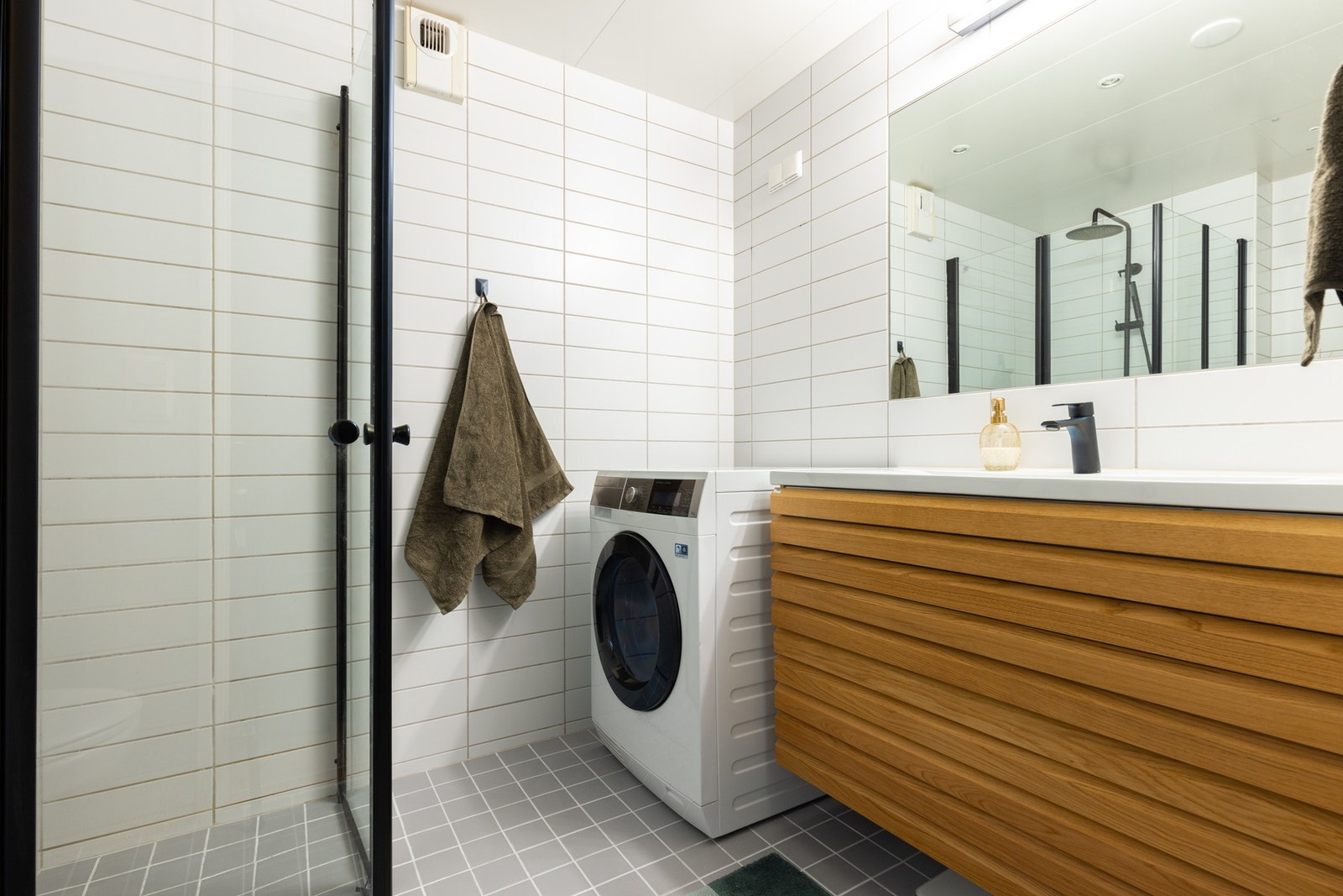 Badet inneholder innredning med nedfelt servant, veggmontert toalett og dusjvegger. Innredning, dusjvegger, blandebatterier og dusjgarnityr ble skiftet av eier i 2023. Galleribilde