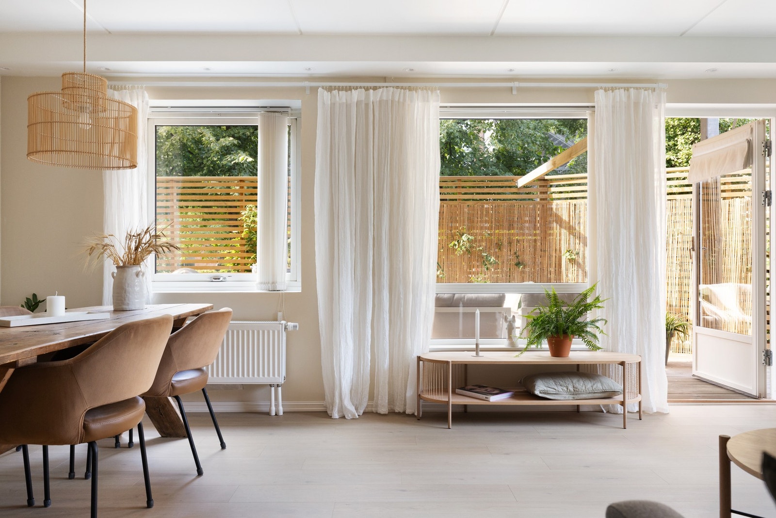 Stuen har lyse og tidsriktige farge- og materialvalg. Galleribilde