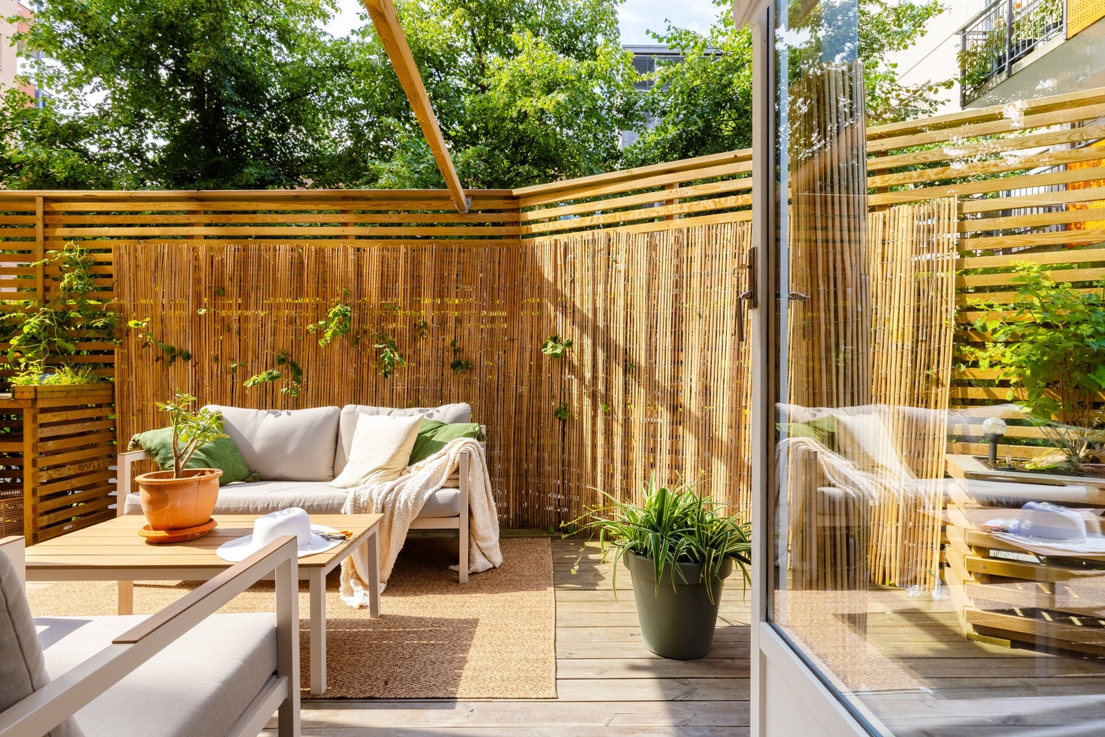 Uteplassen har god plass til sittegruppe, beplantning mm. Galleribilde