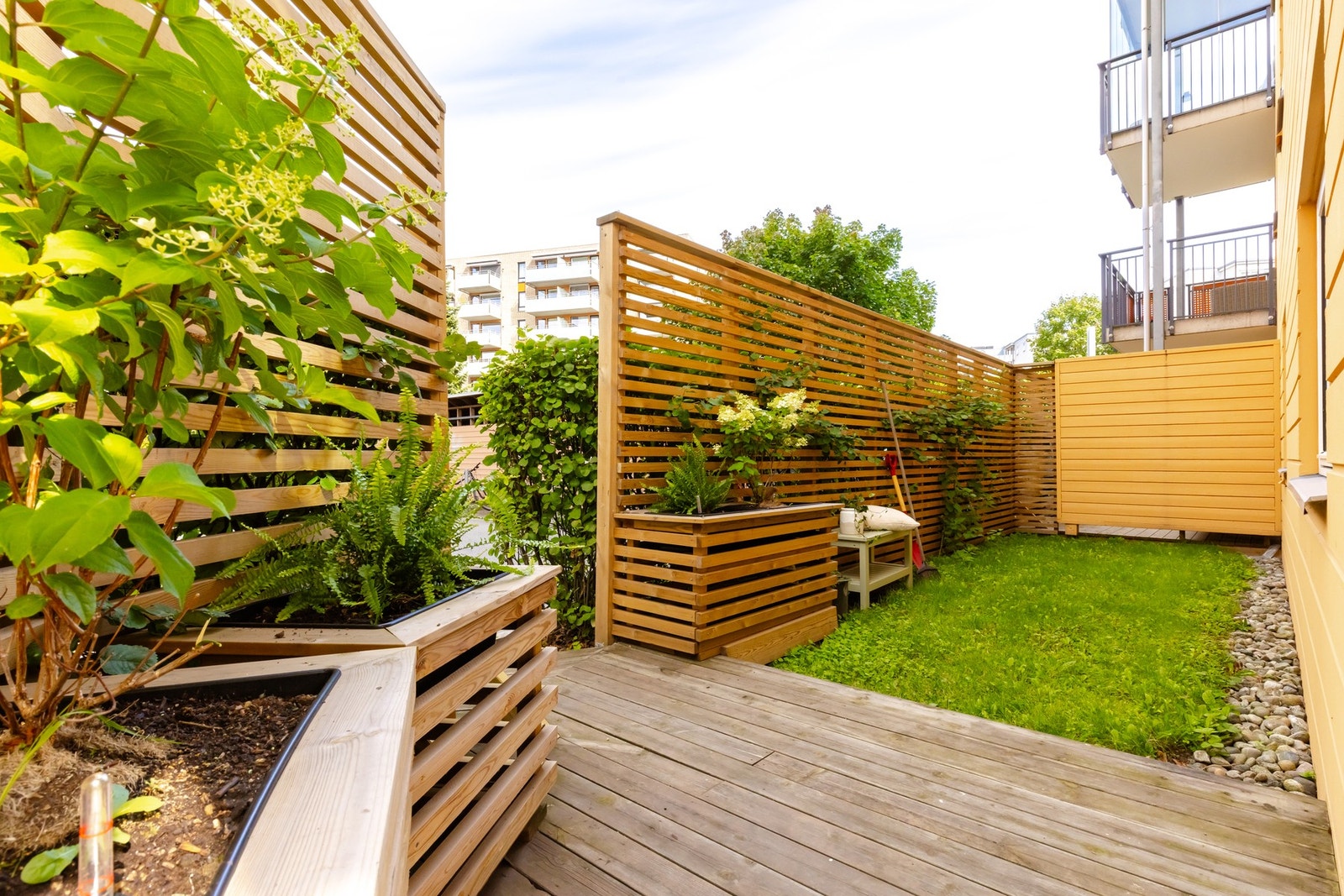 Her er det flott opparbeidet med blant annet plassbygde blomsterkasser i tre med masse fin beplantning. Galleribilde