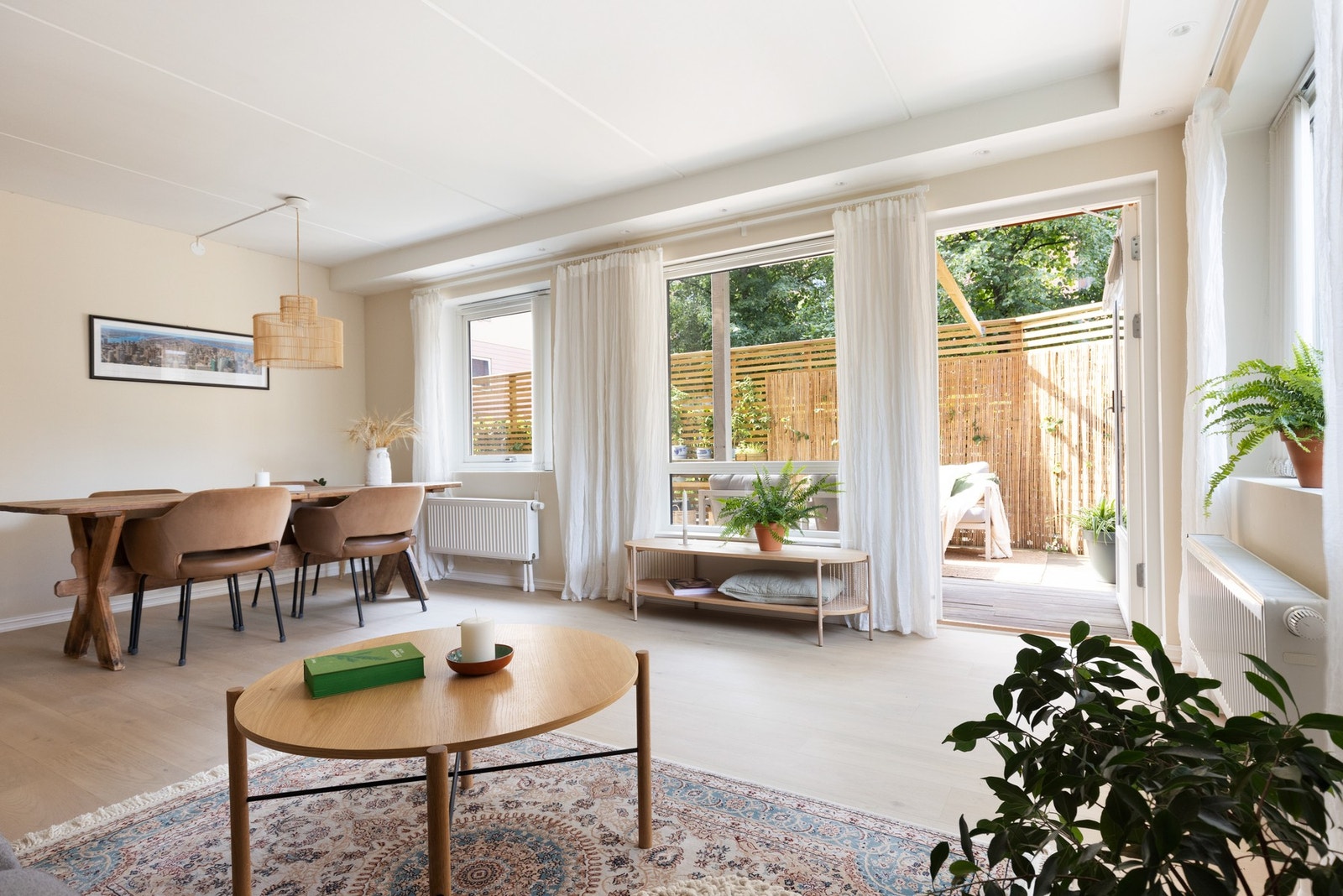 I stuen er det plass for sofagruppe, tv-seksjon og spisegruppe. Galleribilde