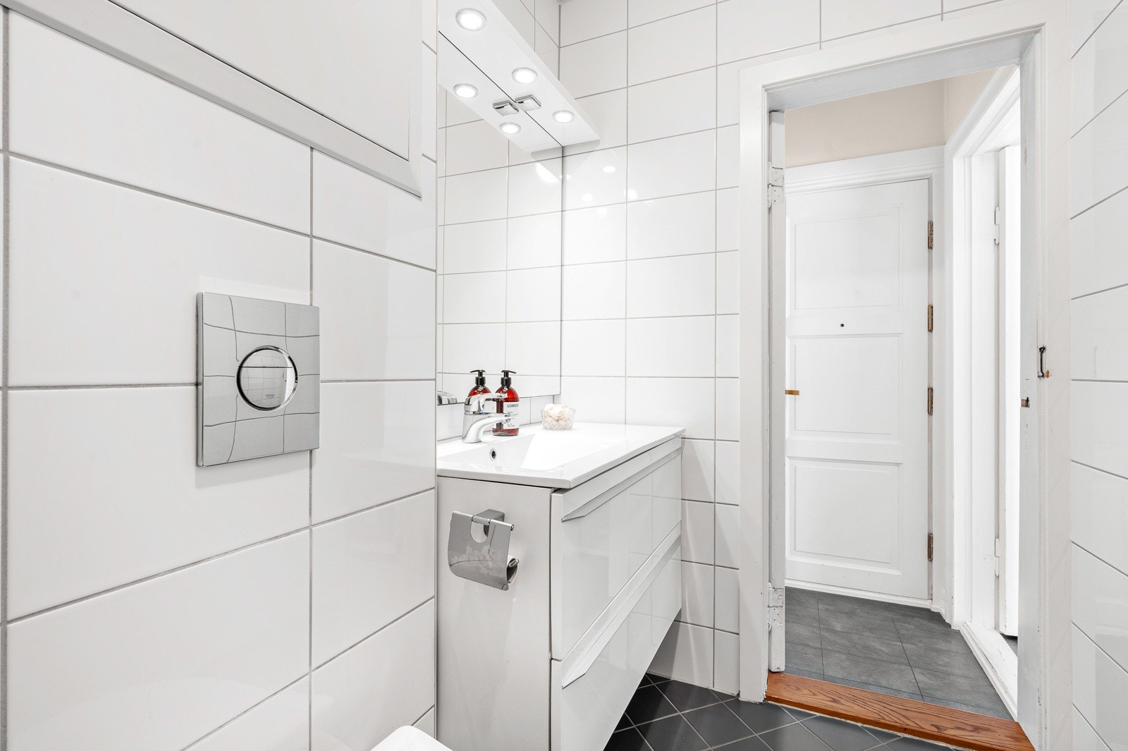 God oppbevaringsplass i baderomsinnredningen. Galleribilde