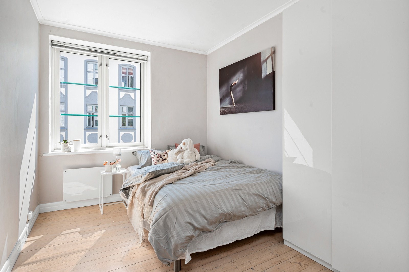 Soverom 2 vender også ut mot enveiskjørt gate. Galleribilde