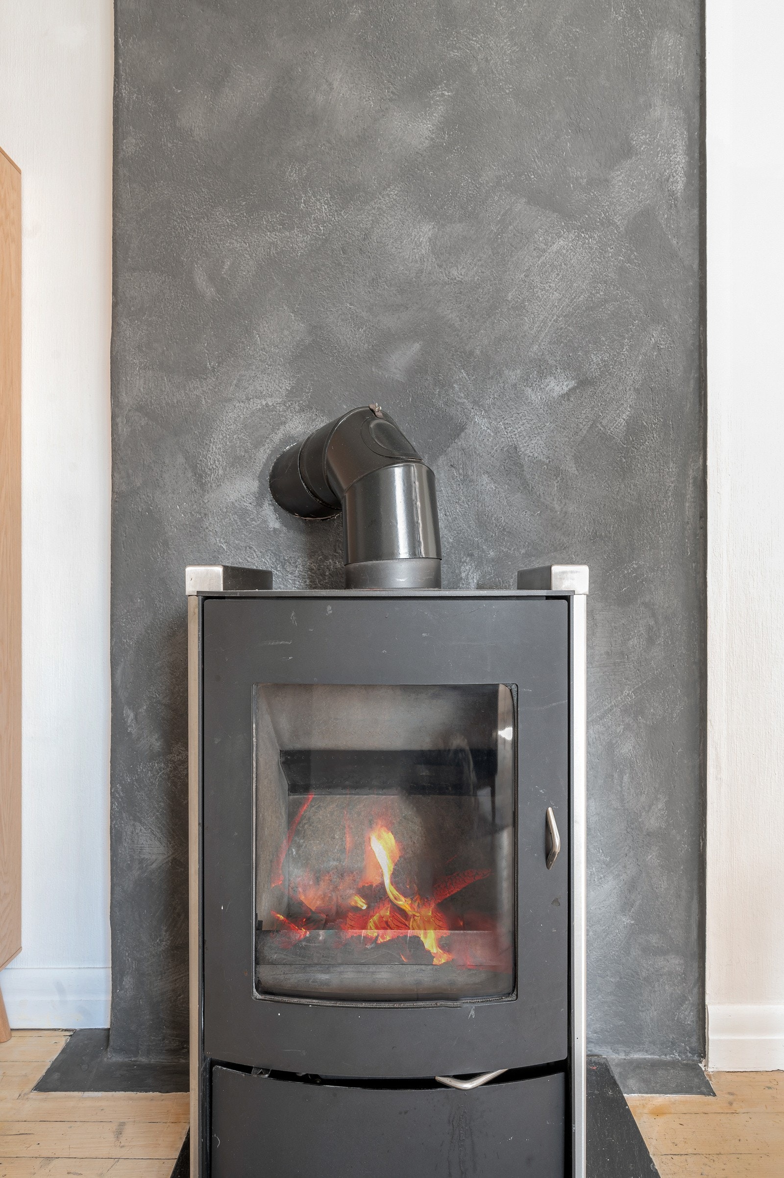 Flott peisovn i stuen gir en lun og hyggelig atmosfære på de kaldeste vinterdagene. Galleribilde