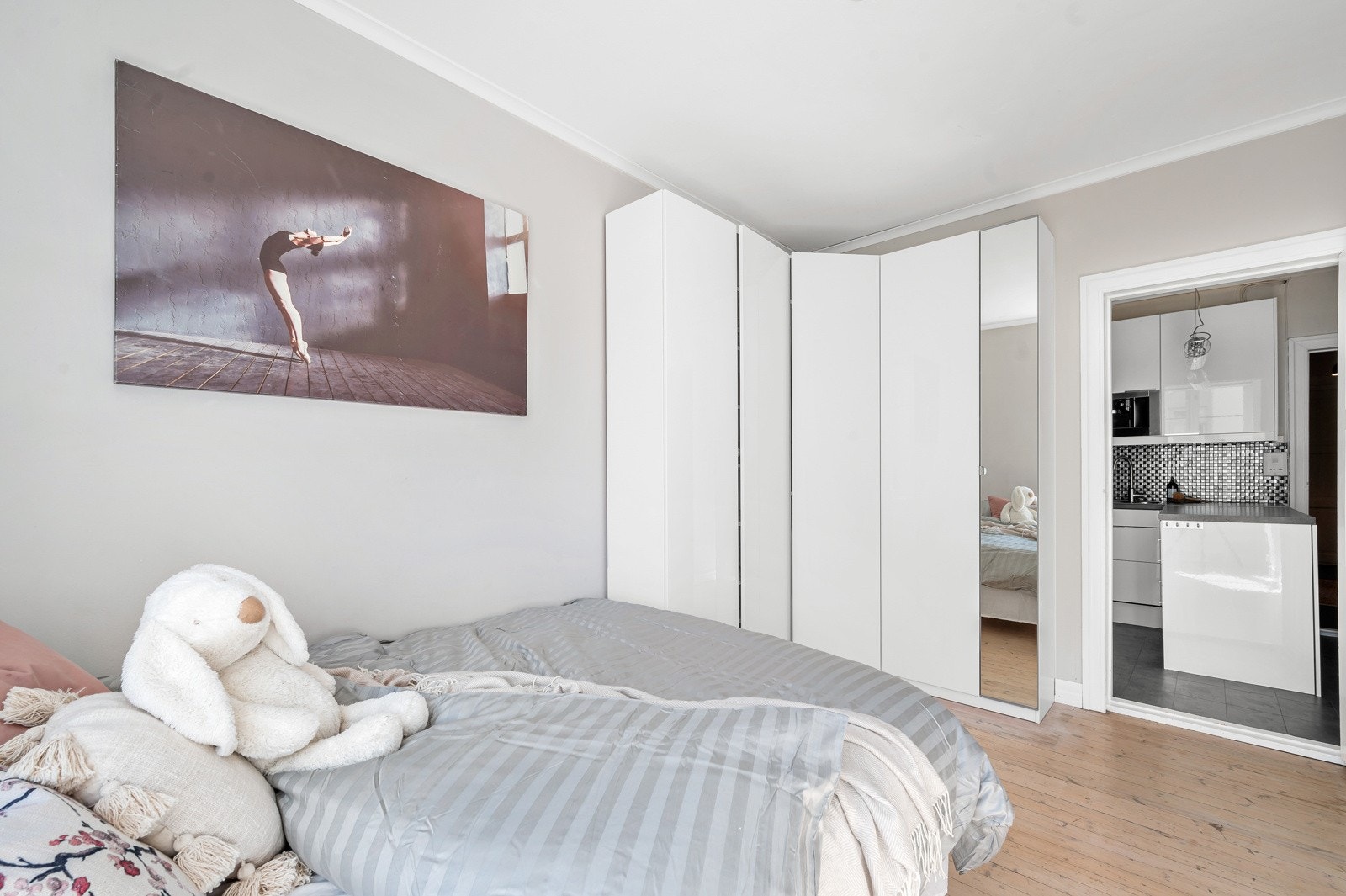 Soverom 2. Alle garderobeinnredninger følger boligen ved salg. Galleribilde