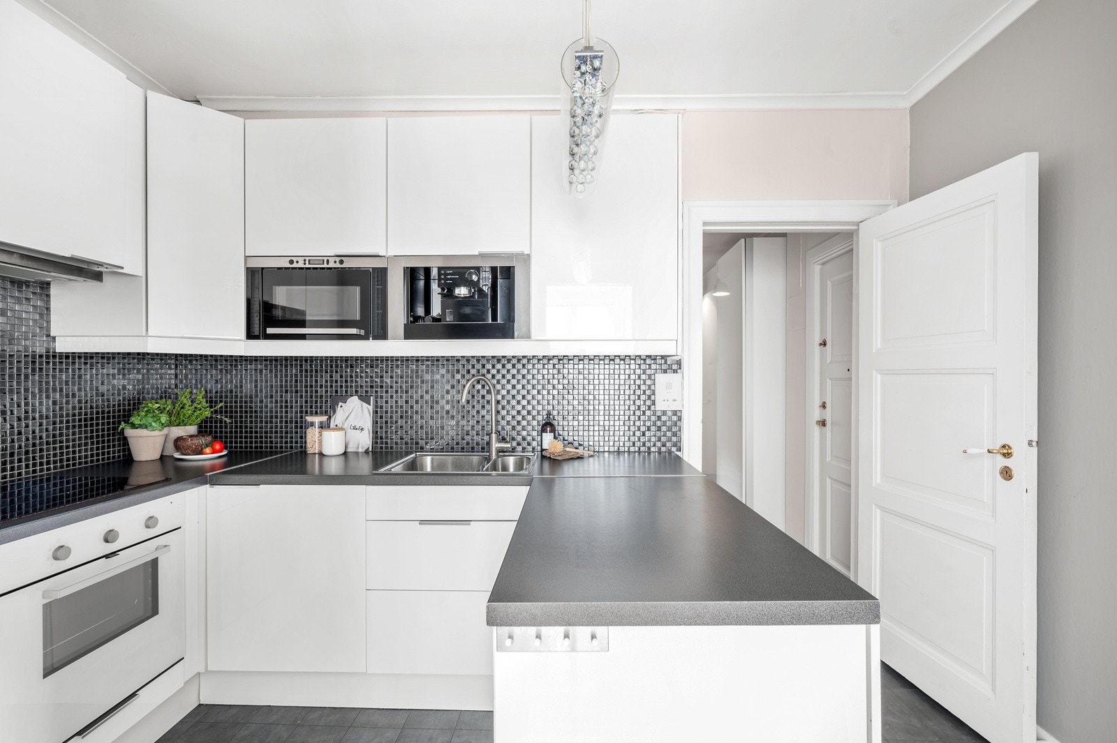 Her får du rikelig med skap- og benkeplass, samt gode arbeidsflater som gjør at flere kan kokkelere samtidig! Galleribilde