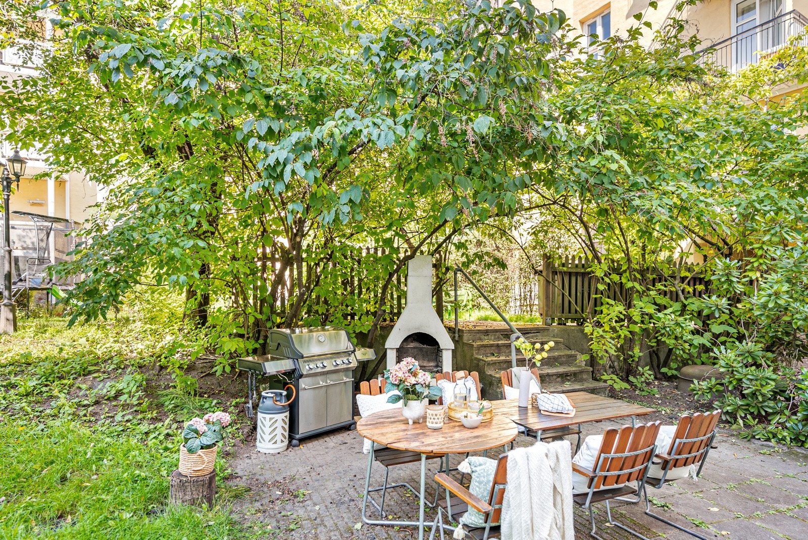Her har du utegrill og godt med sitteplasser. Galleribilde