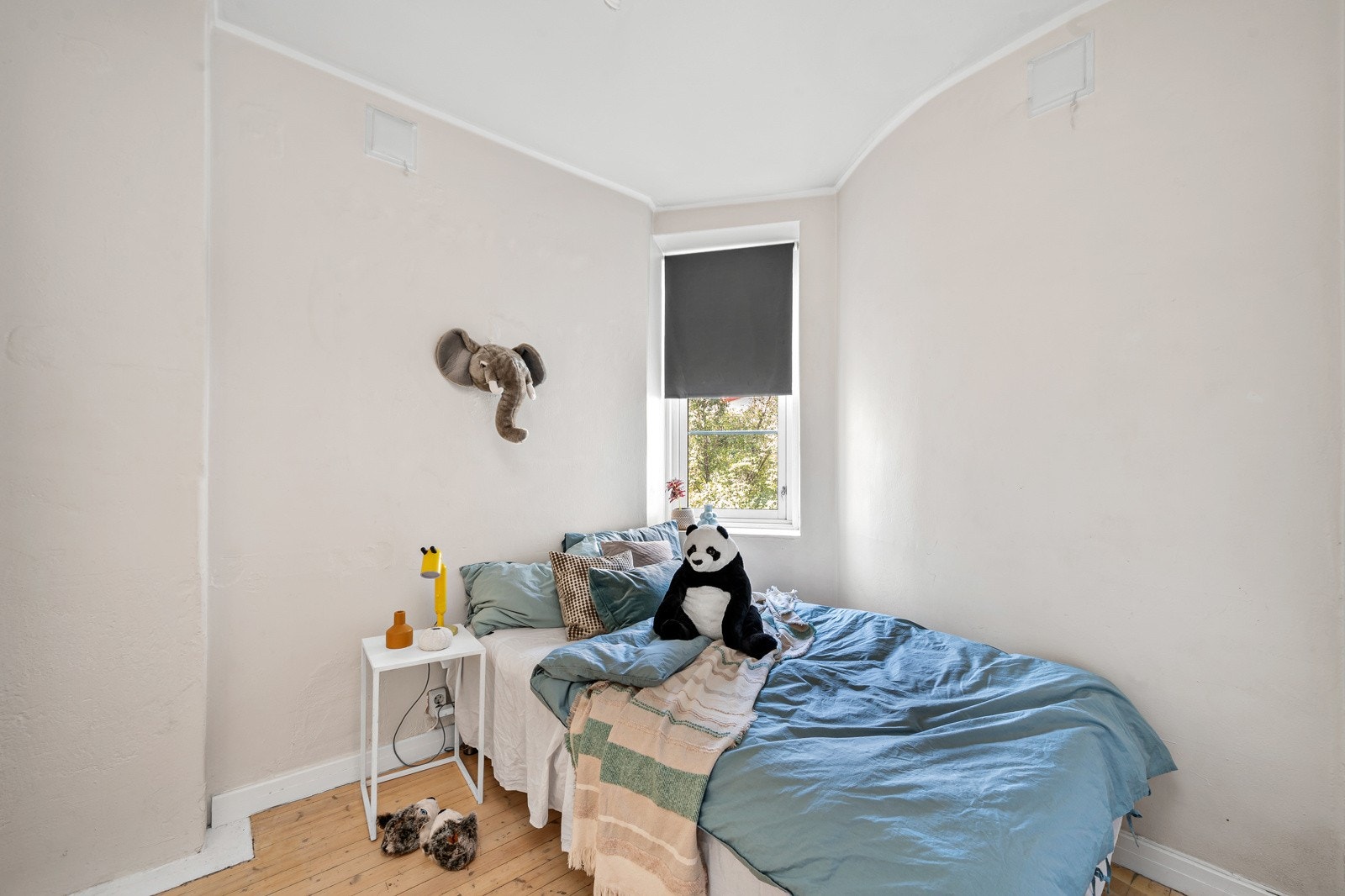 Soverom 3 vender ut om bakgården. Galleribilde