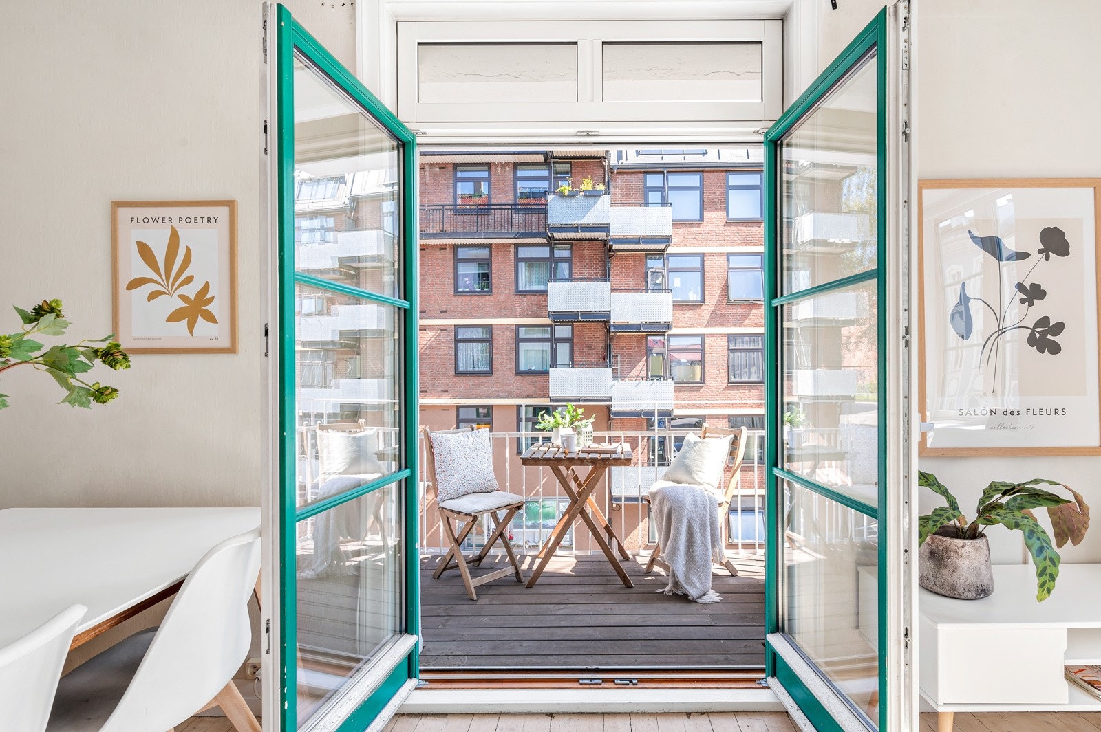 Med tofløyede dører i stuen og vinduer på tre sider får du en lys og luftig leilighet. Galleribilde