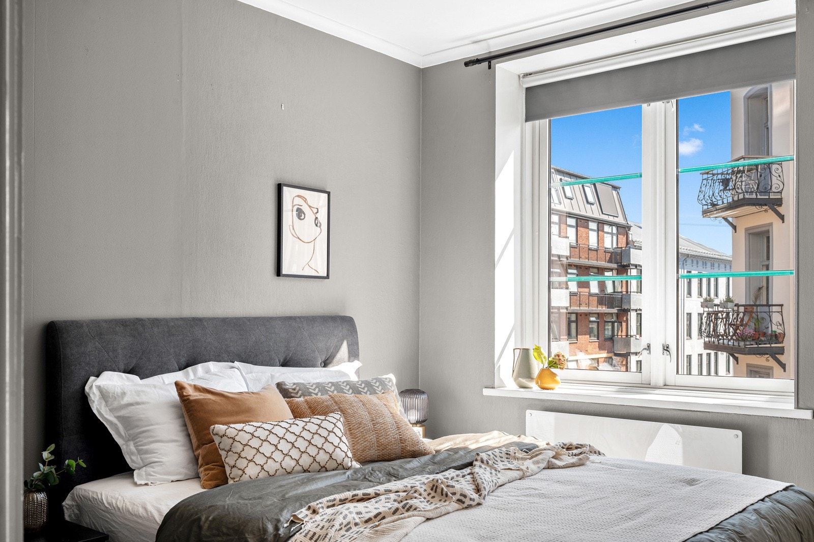 Her ser du hovedsoverommet, vendt ut mot enveiskjørt og rolig gate. Galleribilde