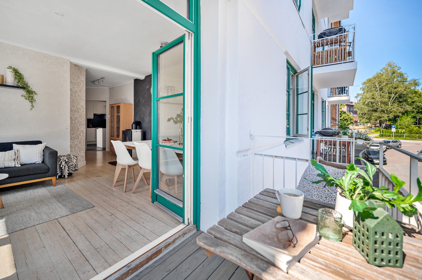 De tofløyede dørene gjør balkongen til en naturlig forlengelse av stuen. Galleribilde