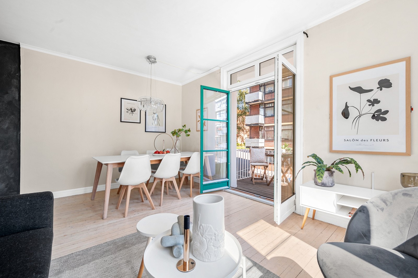 Her vil du få plass til stort spisebord med tilhørende stoler - hele vennegjengen eller familien vil få plass! Galleribilde