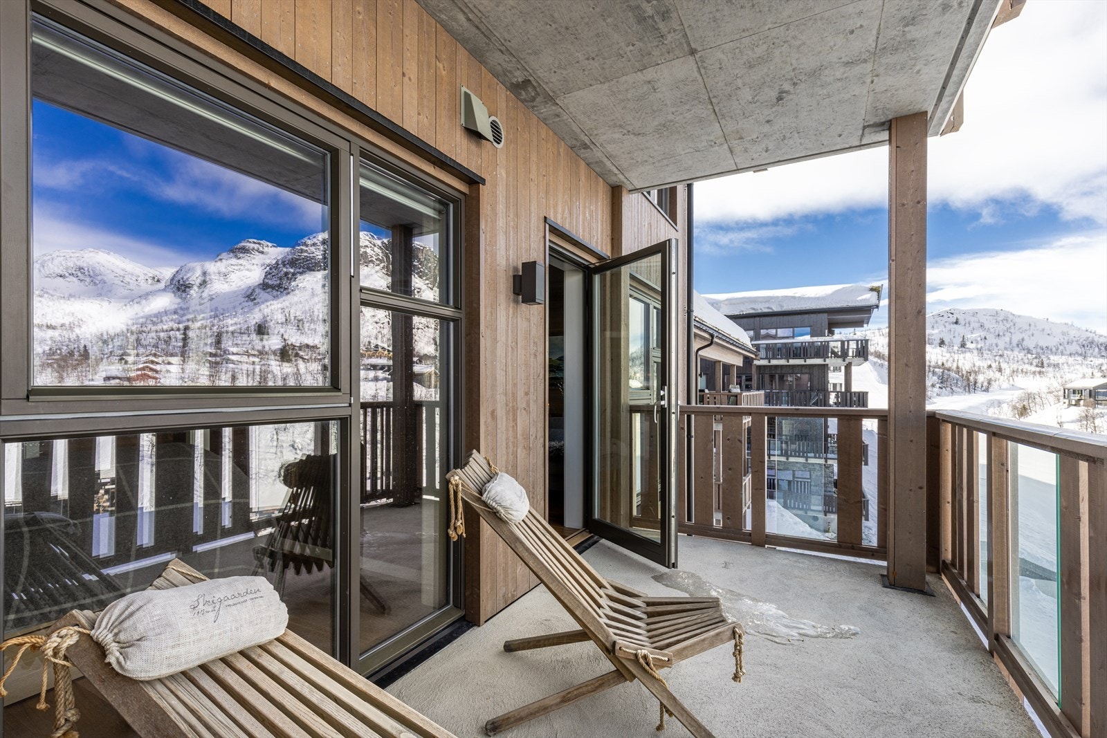 Fra oppholdsrommet er det utgang til solrik og privat balkong med flott utsikt! Galleribilde