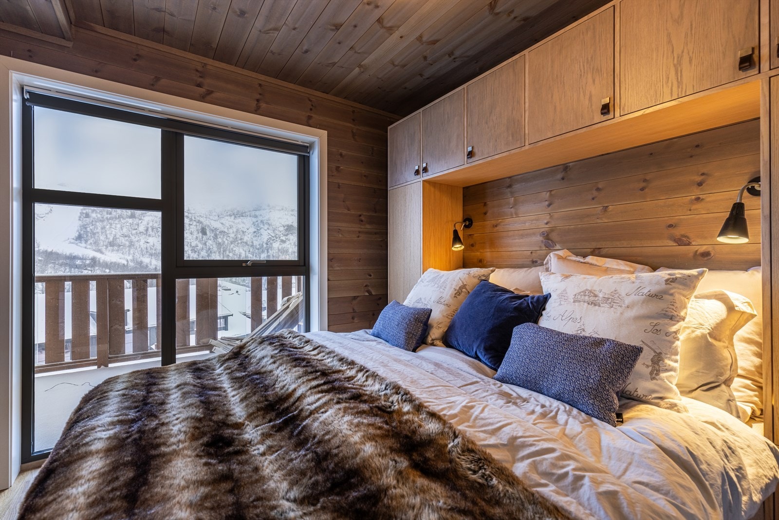 Hovedsoverom med plassbygget garderobe. Galleribilde