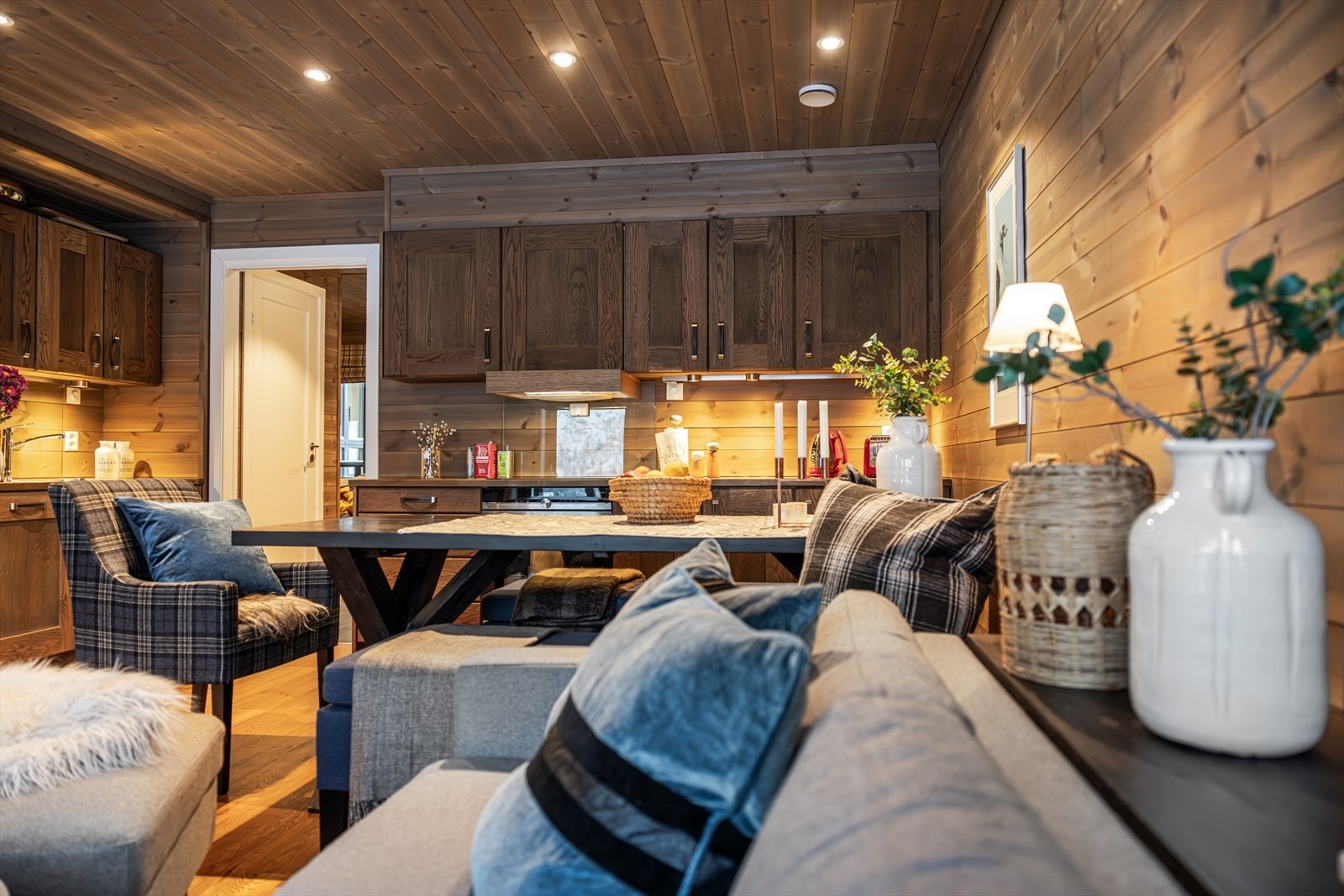 Oppholdsrommet er hyggelig innredet med flere sittesoner. Galleribilde