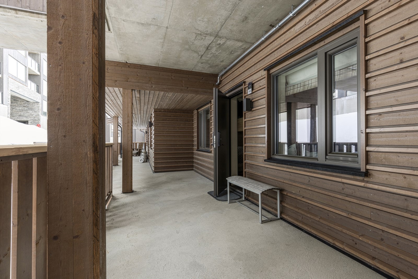 Leiligheten har inngang fra svalgang. Her settes skiene på svalgang mens lunsjen nytes i leiligheten. Galleribilde