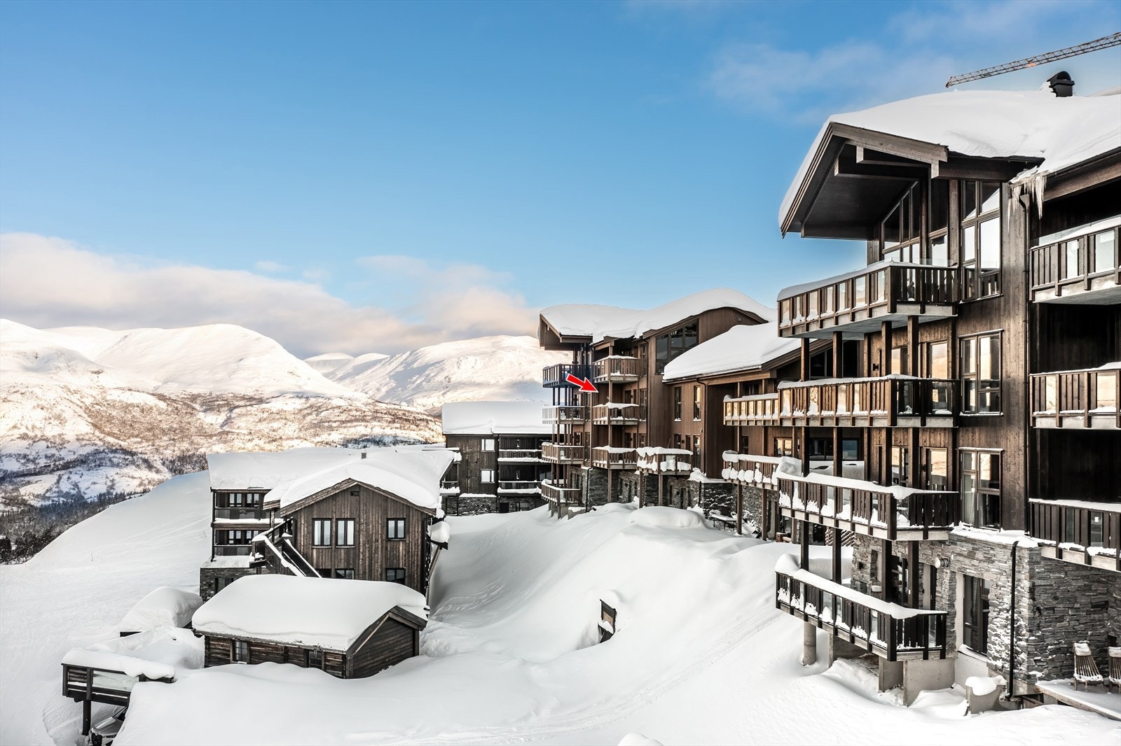 Leiligheten ligger høyt og fritt med vakker utsikt i en av de fremste byggene mot skitorget. Galleribilde