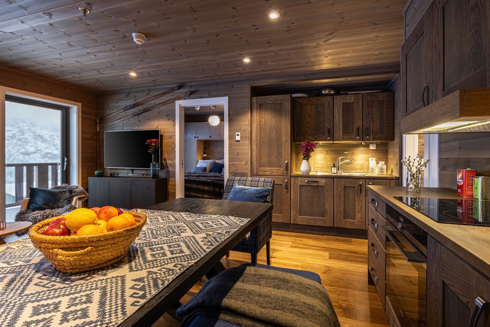 Leiligheten har et godt kjøkken i heltre, lokal produsert og skreddersydd av Hemsedal møbler. Galleribilde