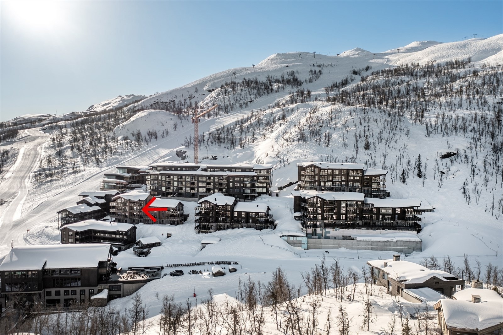 Skigaarden har en magisk beliggenhet midt i Hemsedal skisenter. Her sklir du ut fra sportsboden i preparerte alpinbakker eller langrennsspor. Galleribilde