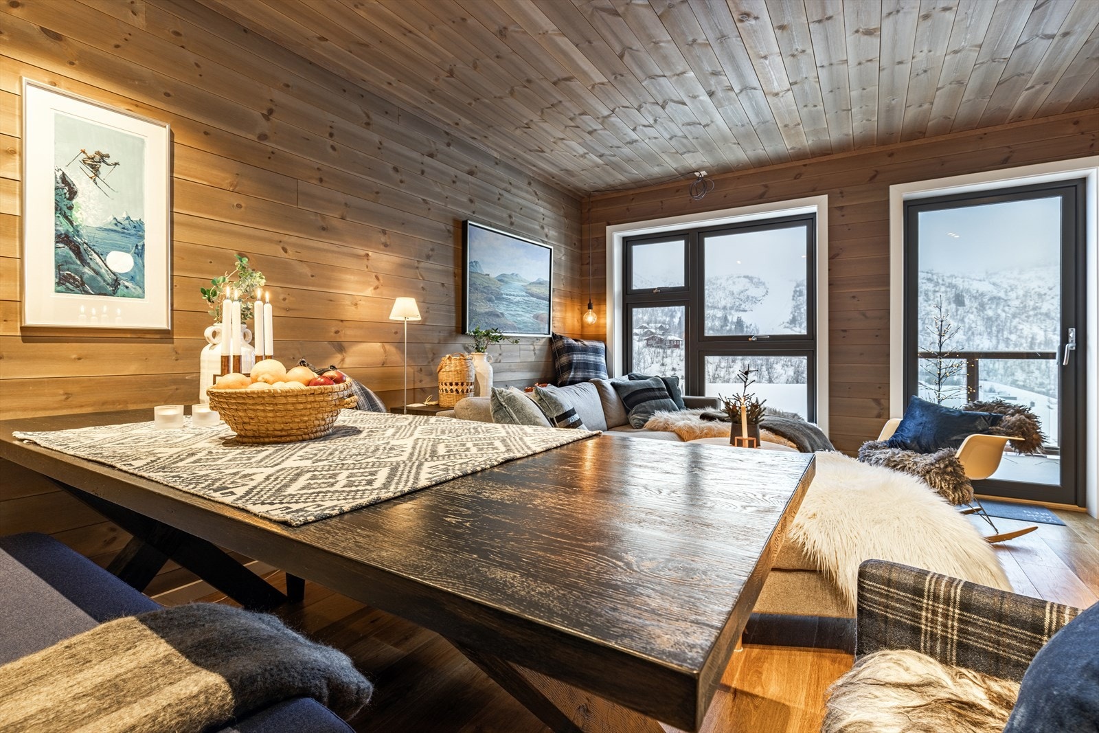 Fra spisestue mot stue og balkong. Galleribilde