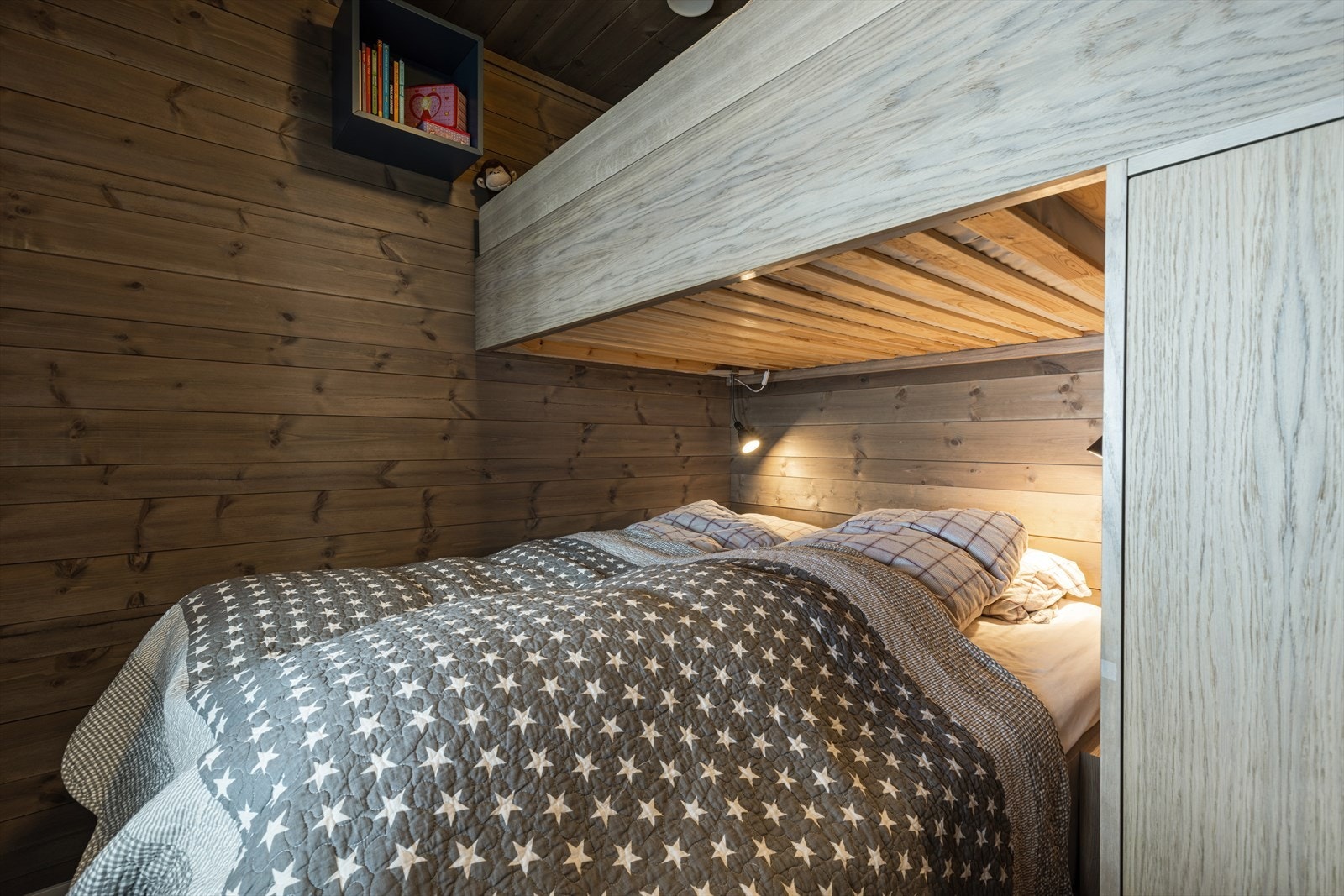 Soverom nr 2 med plassbygget seng og garderobe. Sengene er 160 cm i bredde i første plan og 120 i andre plan. Galleribilde