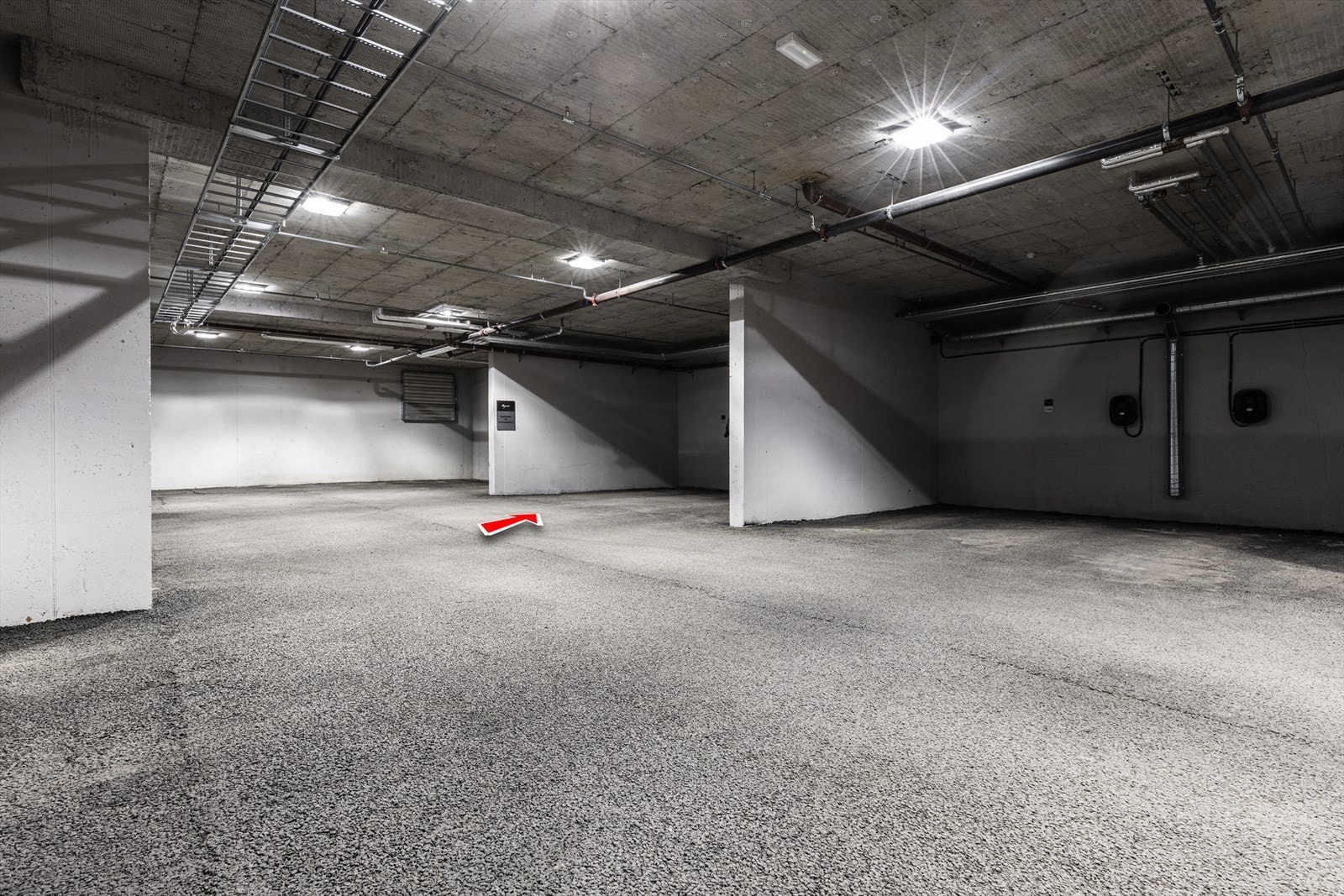 Leiligheten har sportsbod på ca 8 kvm og garasjeplass med elbillader. Galleribilde