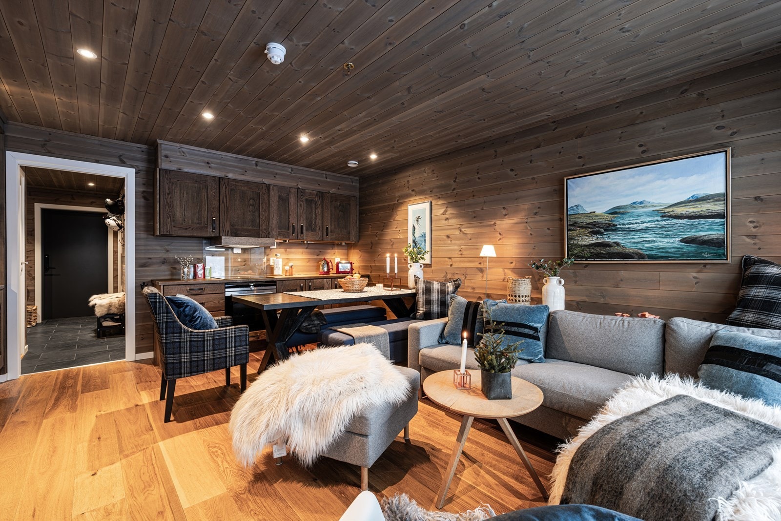 Innholdsrik 3-roms (mulighet for 4-roms) beliggende høyt i 3. etasje med skifront midt i Hemsedal skisenter! Galleribilde