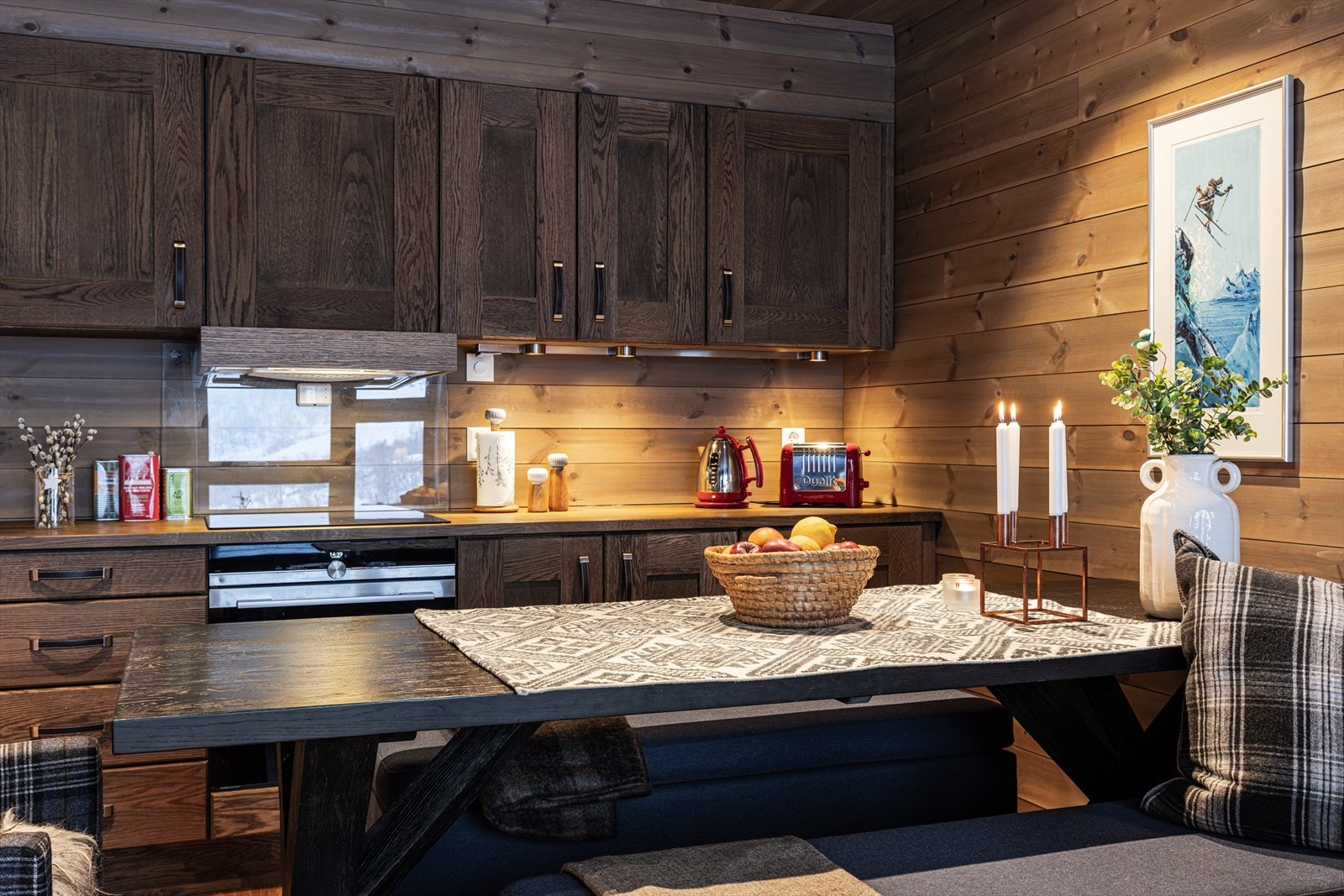 Spisestue mot kjøkken. Galleribilde