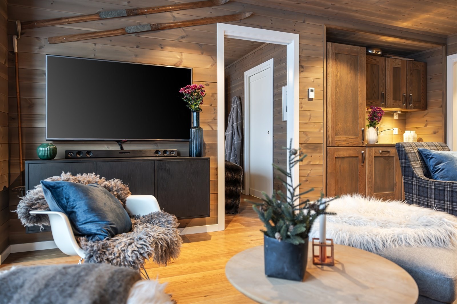 Stue mot hovedsoverom med baderom i direkte tilknytning Galleribilde