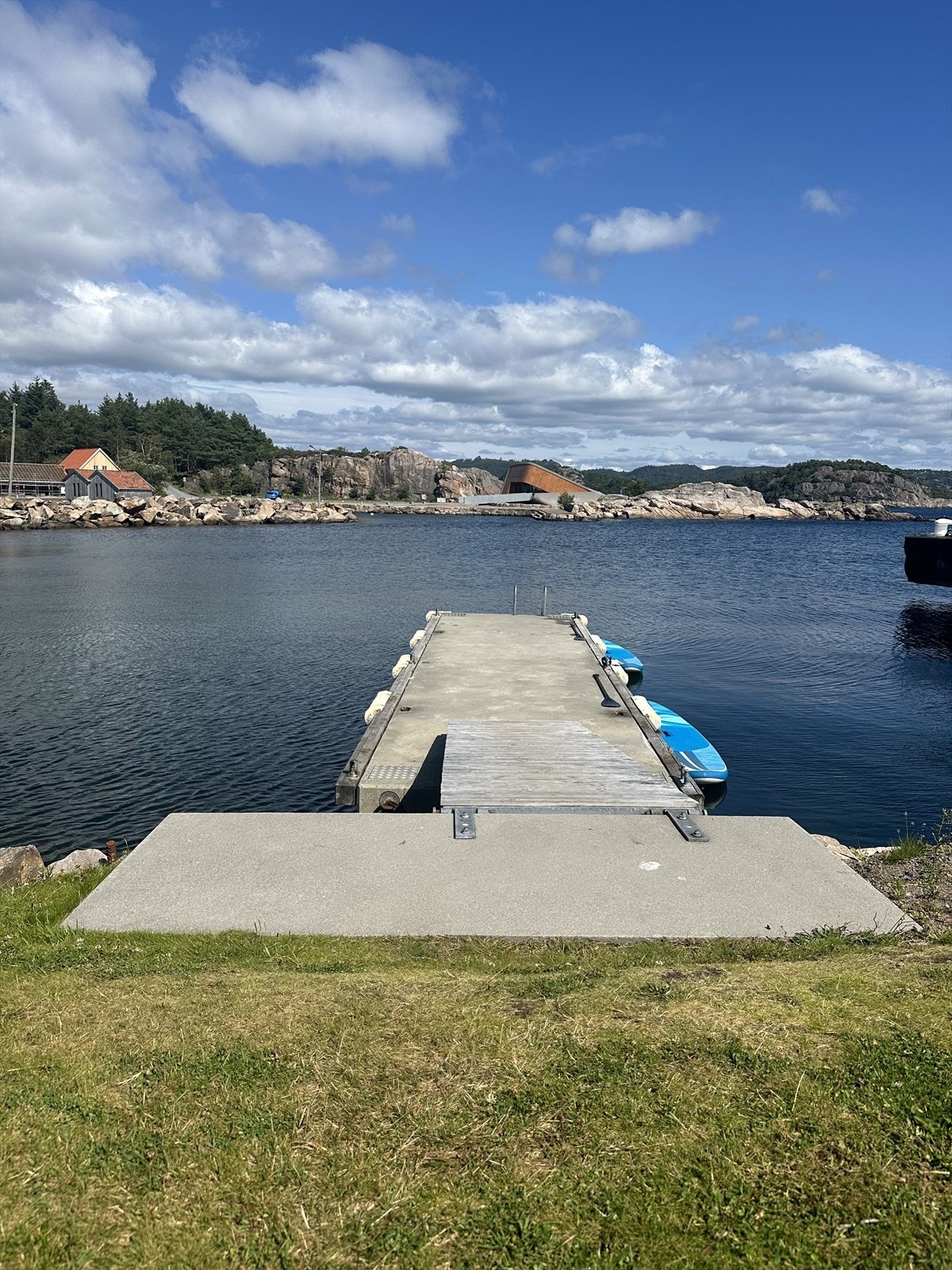 Badebrygge med utsikt mot Under Galleribilde