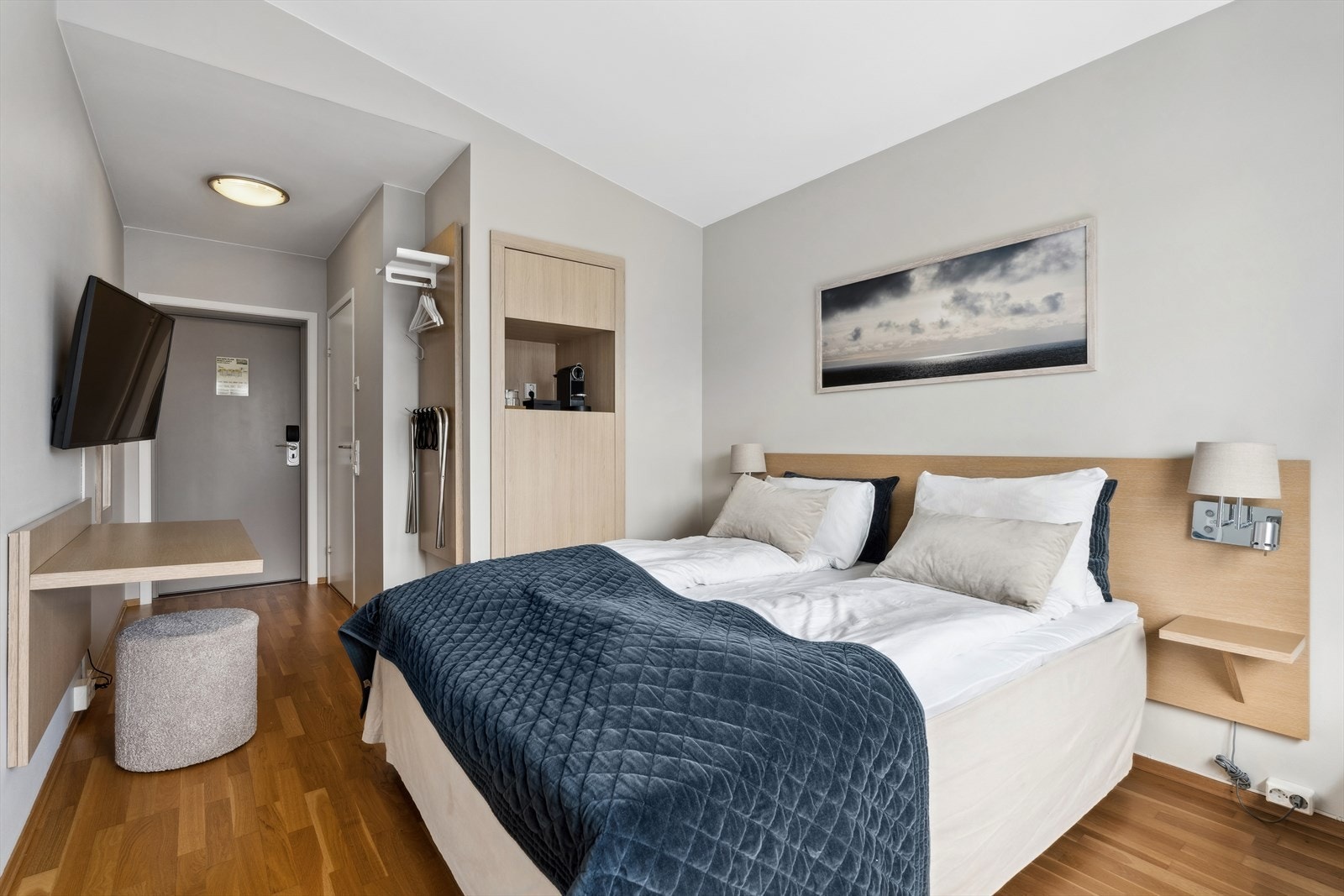 Hotellrommet leies ut av Lindesnes Havhotell, og er utstyrt med dobbeltseng, toalet, tv og kaffemaskin Galleribilde