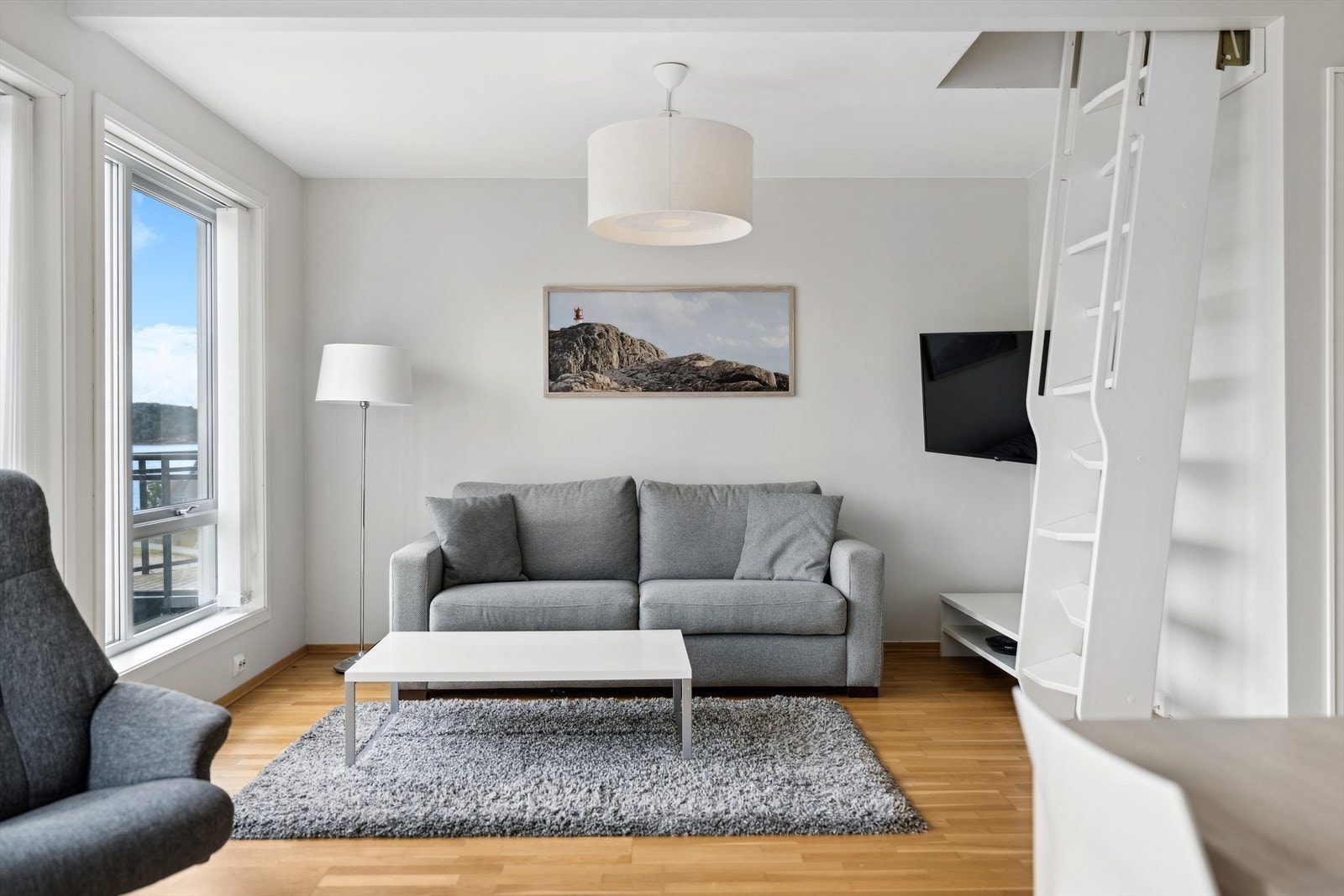 Lyse vegger og store vindusflater gir rommet rikelig med naturlig lys Galleribilde