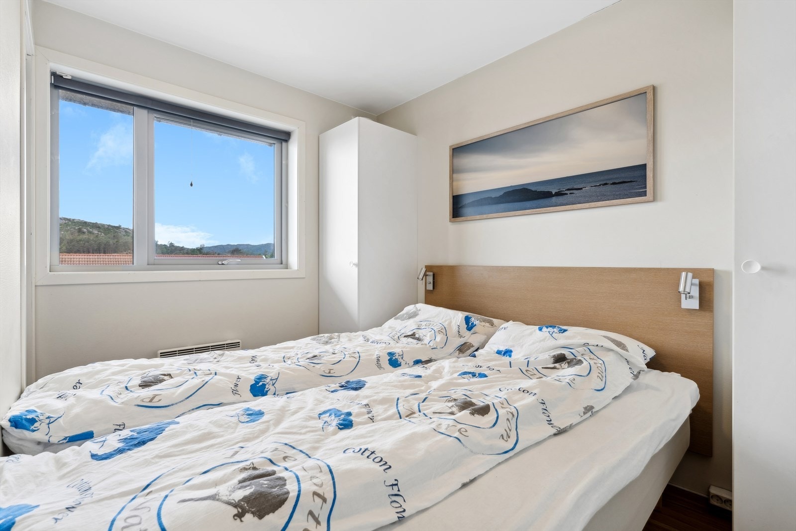 Soverom I - Hovedsoverommet har inngang på begge sider av sengen, med plass til dobbeltseng og garderobe Galleribilde